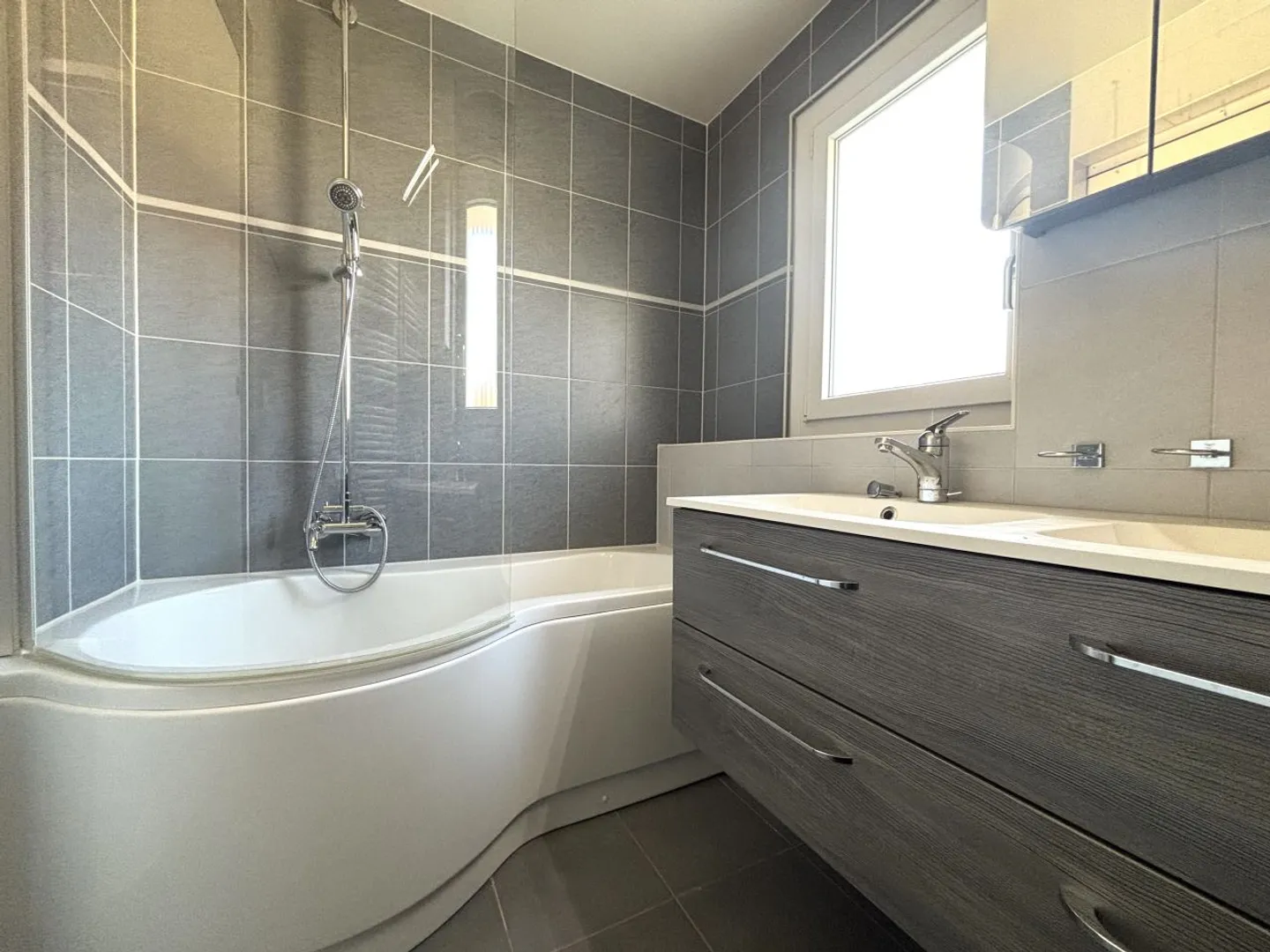 Villa indipendente ristrutturata con 3 camere da letto e ampio giardino a Bremblens - Foto 8 di 13