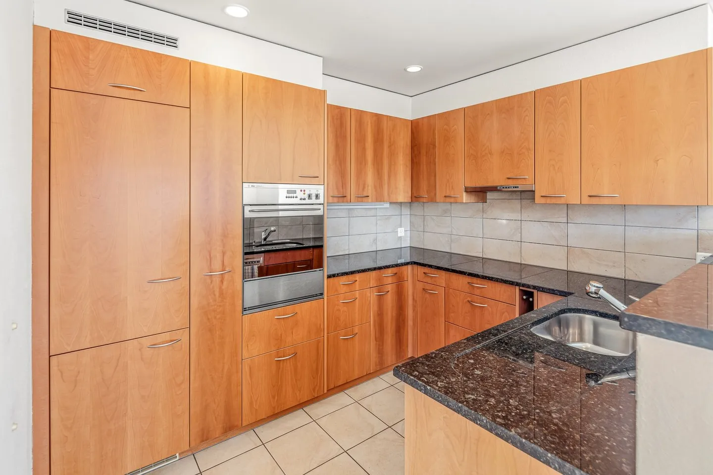 Charming 3.5-room attic apartment with fireplace in Uznach - Photo 6 of 11