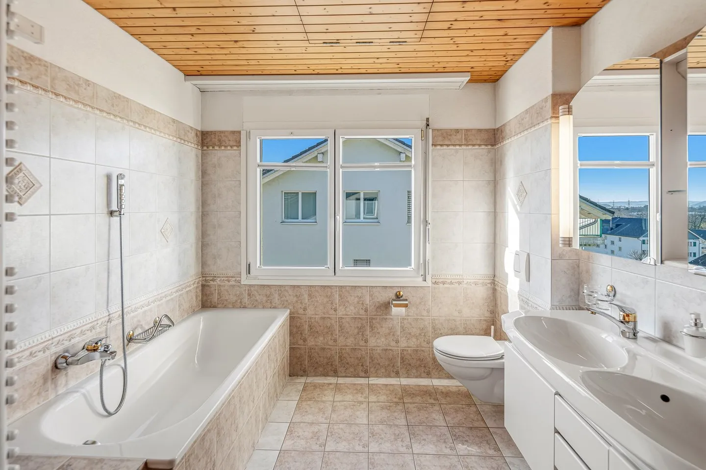 Charming 3.5-room attic apartment with fireplace in Uznach - Photo 7 of 11