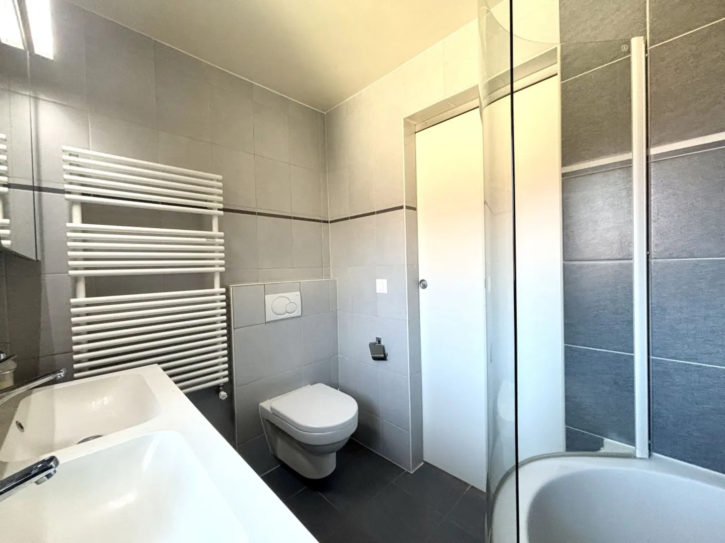 Villa indipendente ristrutturata con 3 camere da letto e ampio giardino a Bremblens - Foto 9 di 13