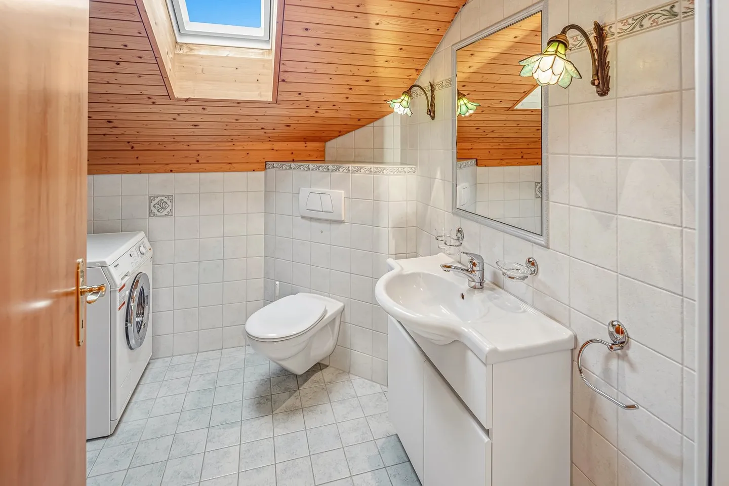 Charming 3.5-room attic apartment with fireplace in Uznach - Photo 8 of 11