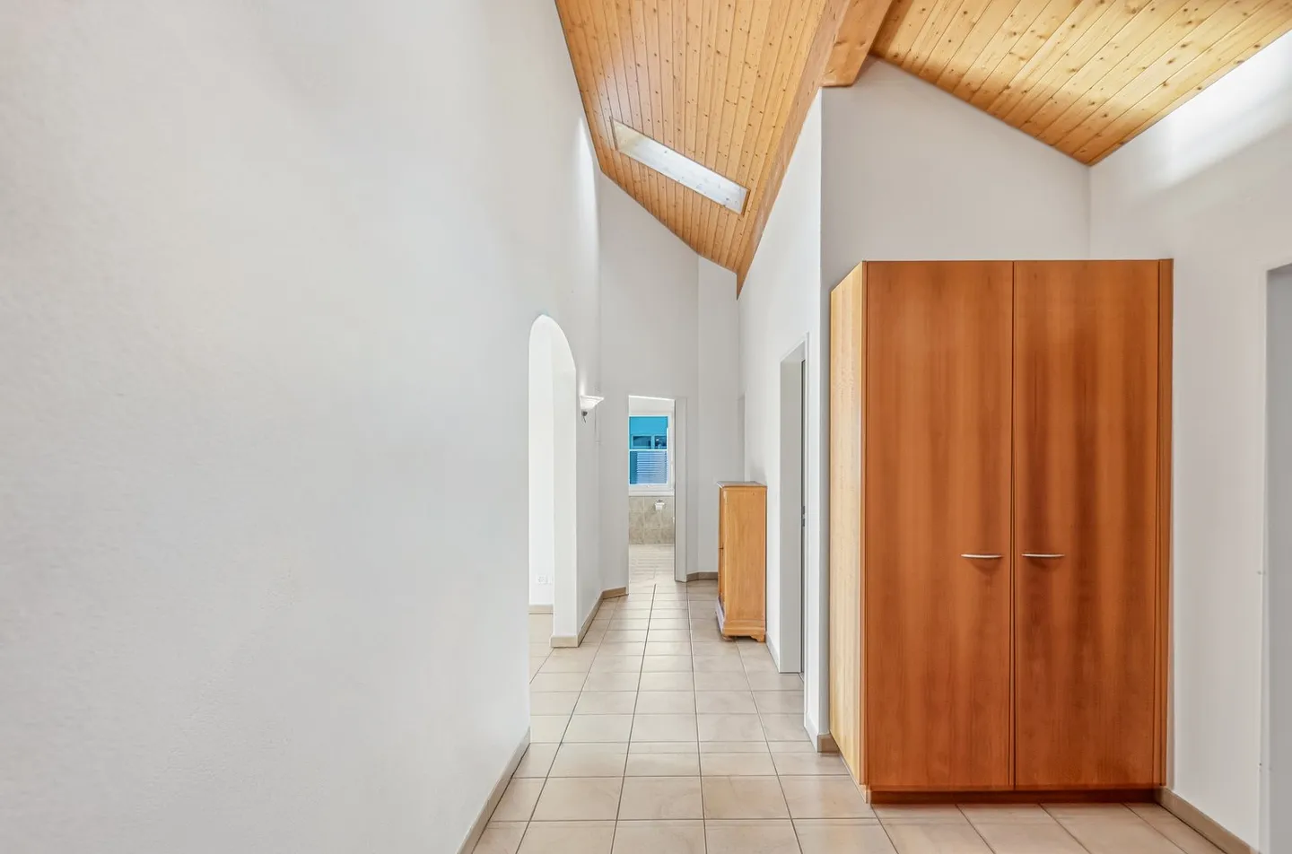 Charming 3.5-room attic apartment with fireplace in Uznach - Photo 9 of 11