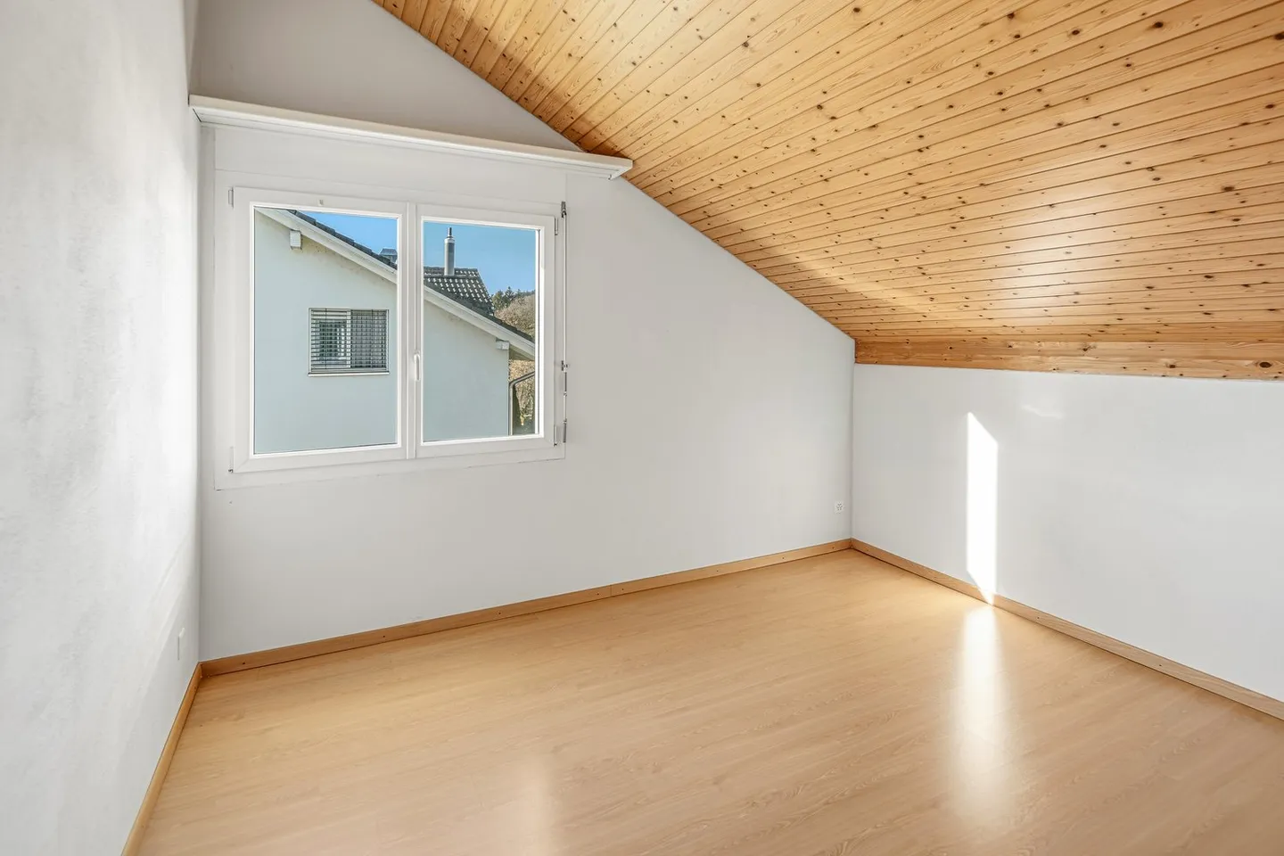 Charming 3.5-room attic apartment with fireplace in Uznach - Photo 10 of 11