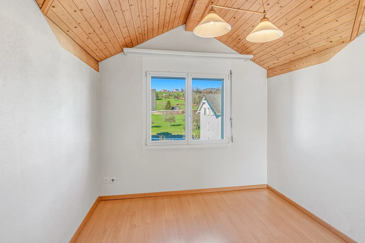 Charming 3.5-room attic apartment with fireplace in Uznach - Photo 11 of 11