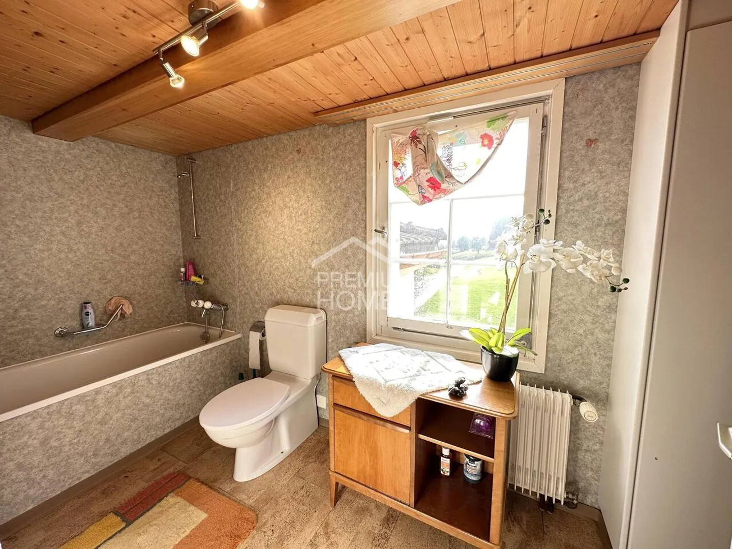 Charming Apartment with Lake View - Photo 4 of 6