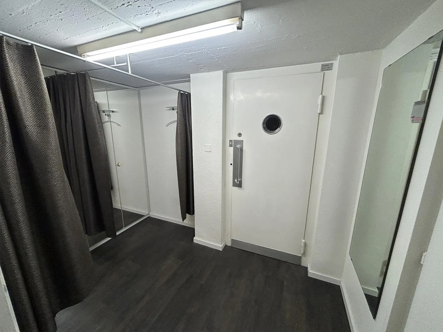 Large Sales Room at the Brühltor Passage - Photo 10 of 12