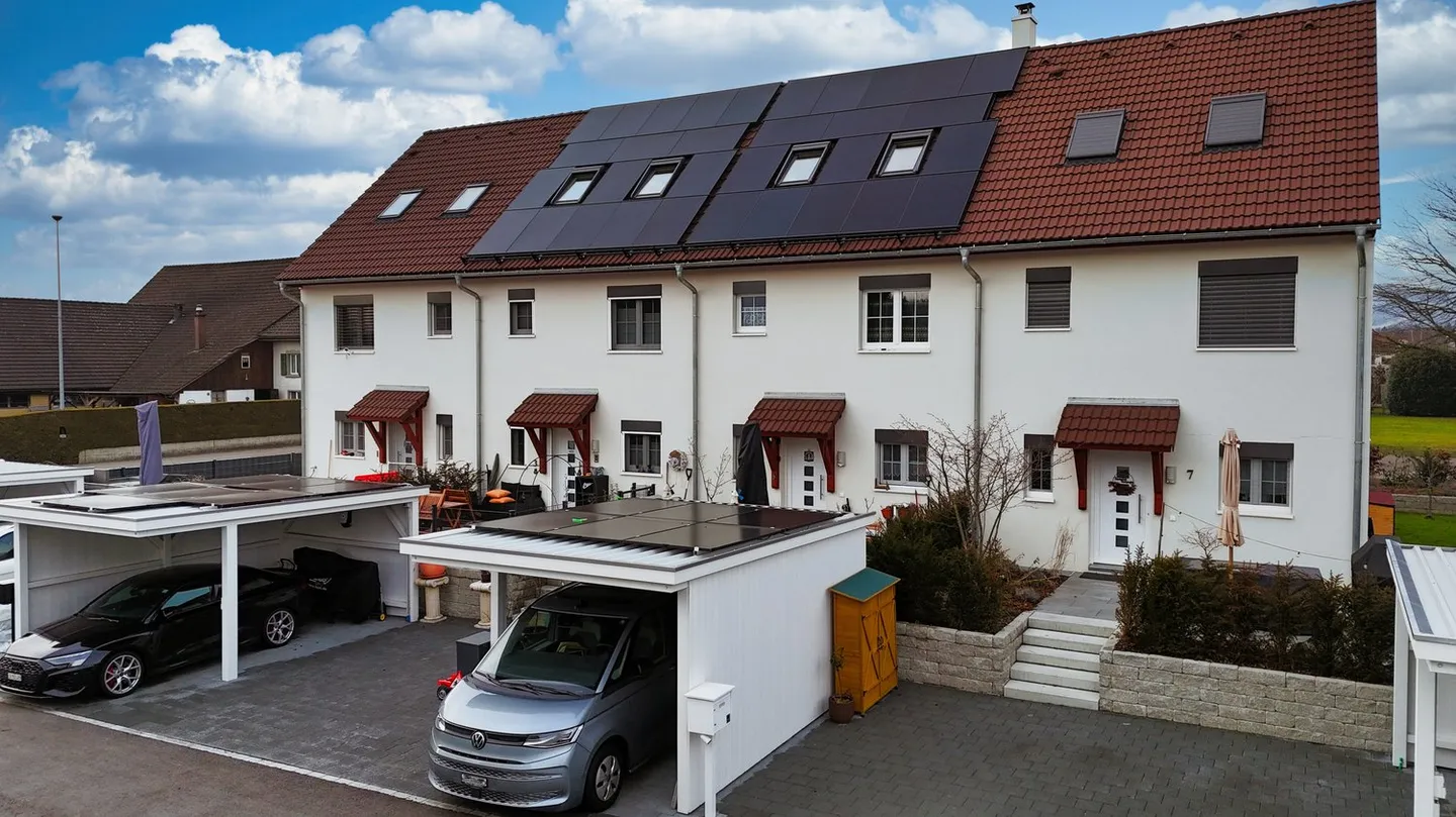 MODERN LIVING ON THREE FLOORS - TERRACED FAMILY HOUSE WITH CARPORT - Photo 1 of 13