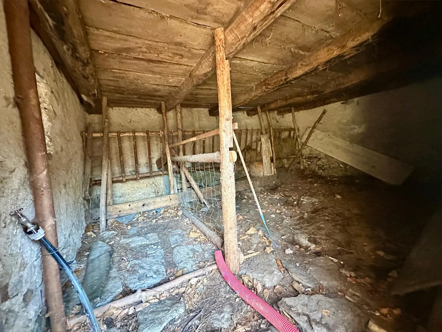 Rustic house in the countryside to renovate with building permit - Photo 5 of 8