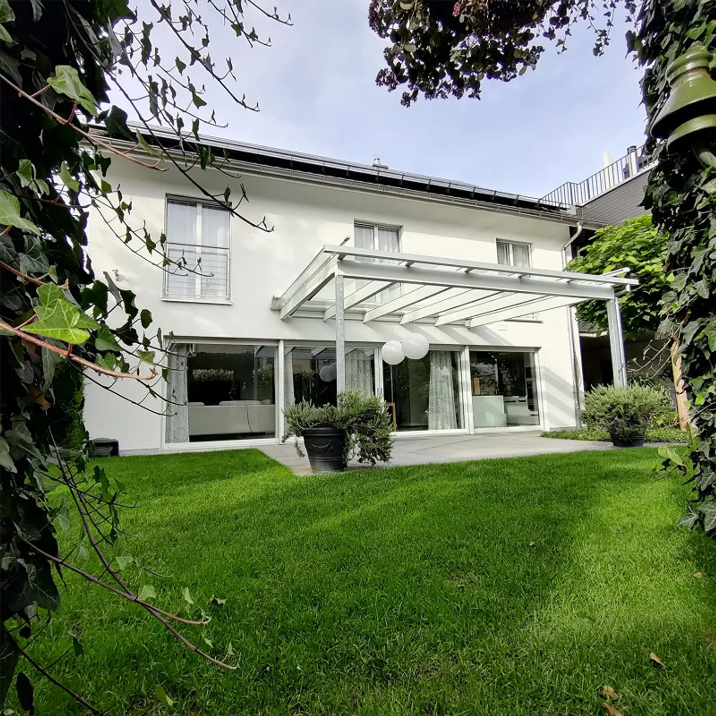 Moderna casa unifamiliare in posizione centrale - Foto 3 di 30