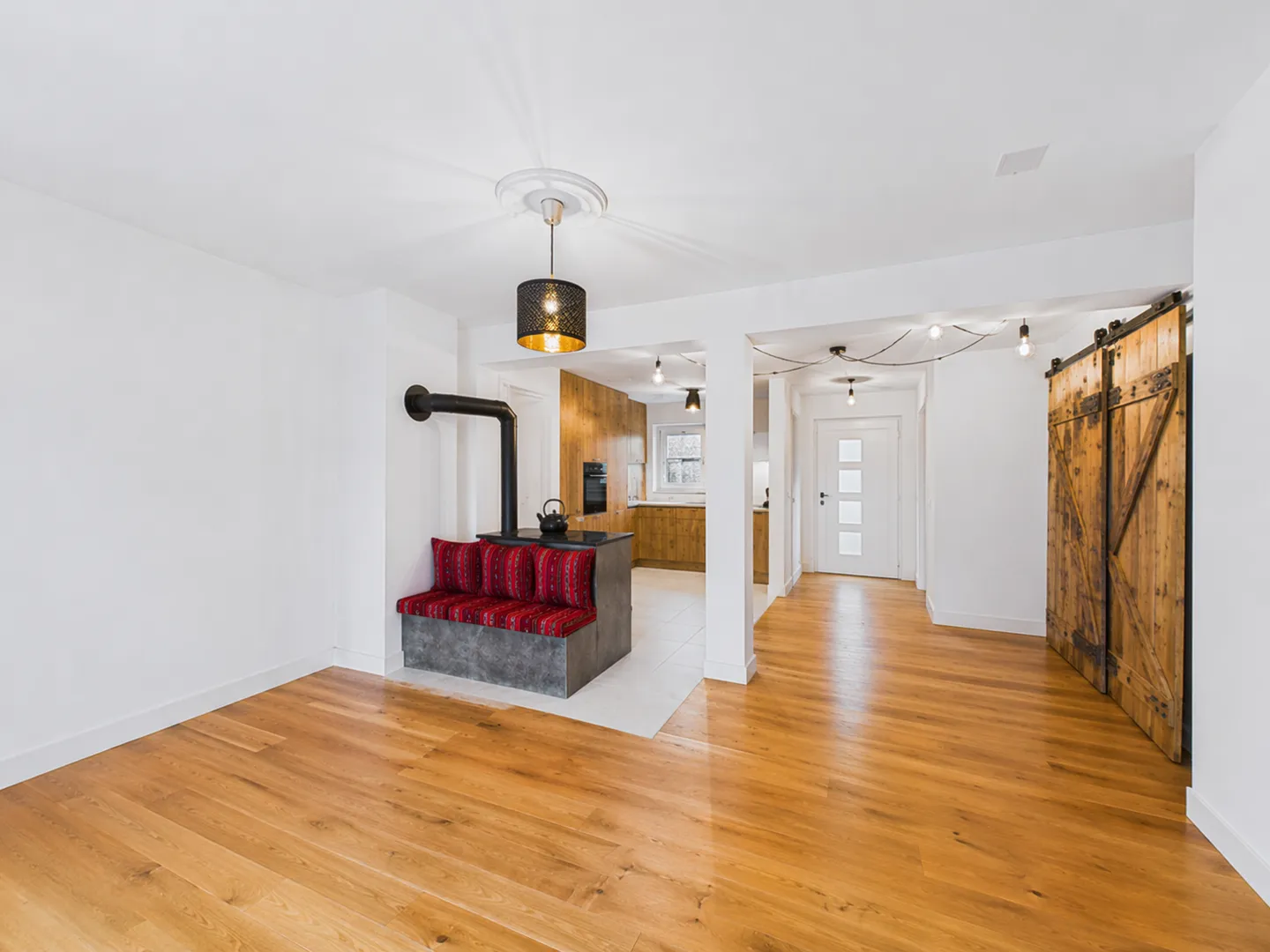 MODERN LIVING ON THREE FLOORS - TERRACED FAMILY HOUSE WITH CARPORT - Photo 2 of 13