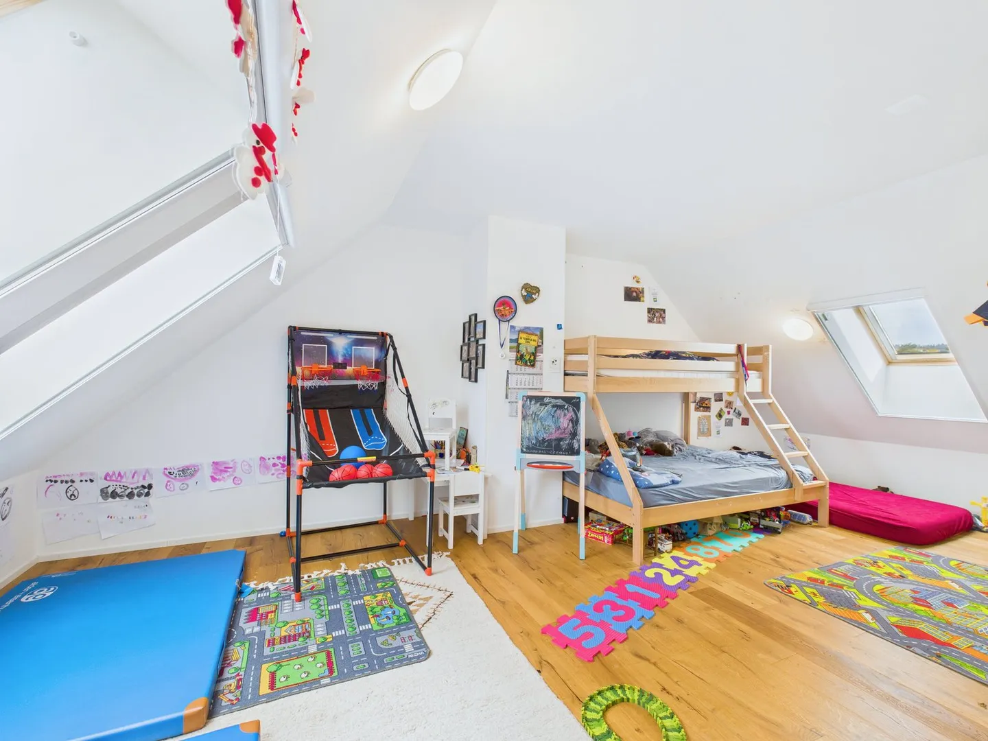 MODERN LIVING ON THREE FLOORS - TERRACED FAMILY HOUSE WITH CARPORT - Photo 10 of 13