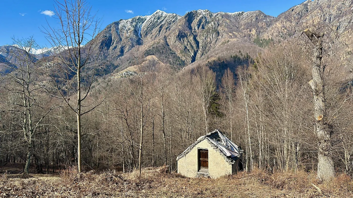 Rustic house in the countryside to renovate with building permit - Photo 8 of 8