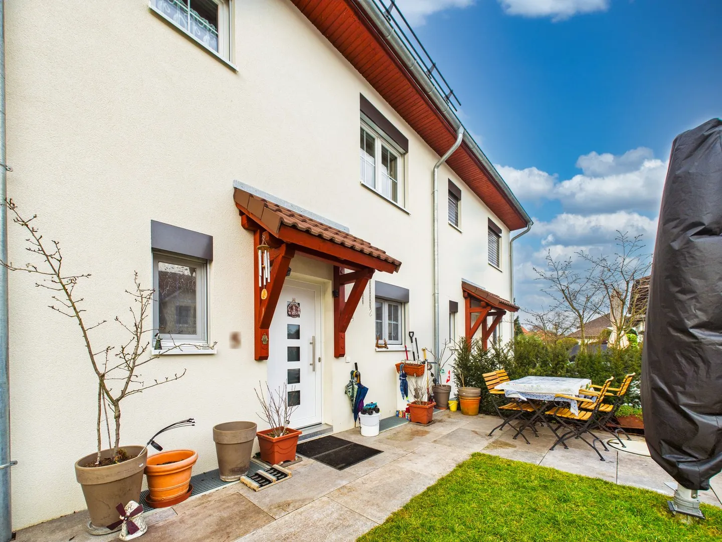 MODERN LIVING ON THREE FLOORS - TERRACED FAMILY HOUSE WITH CARPORT - Photo 12 of 13