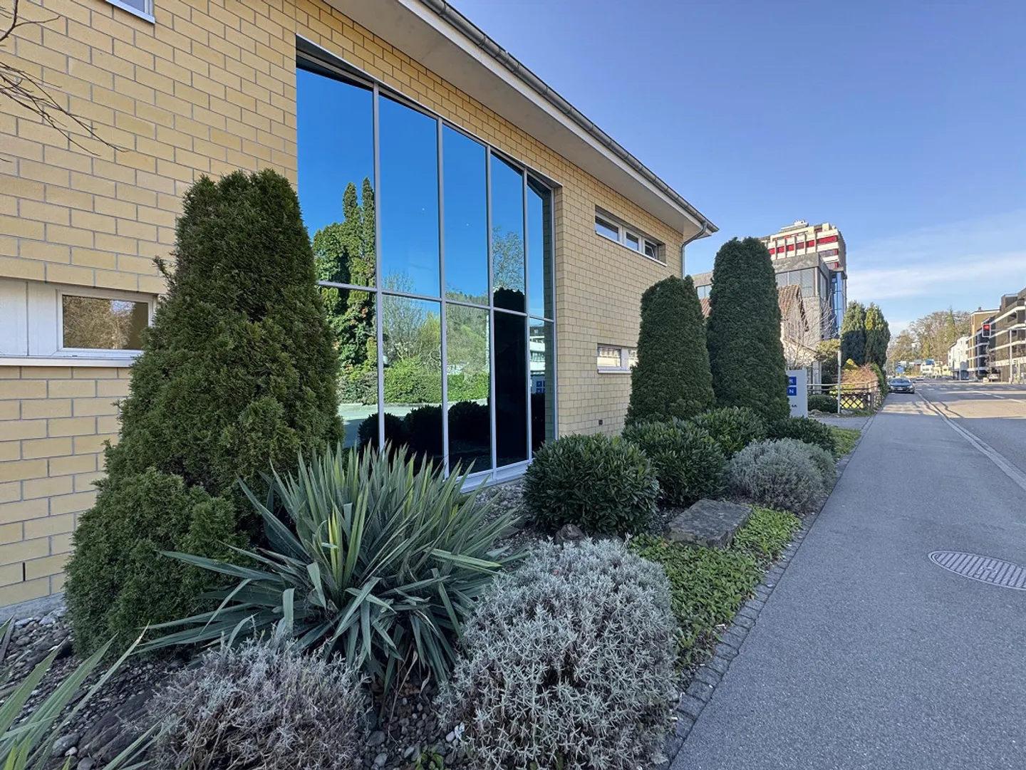 «Plug & Play»-Bürogebäude mit Stil und Präsenz - Foto 1 von 10