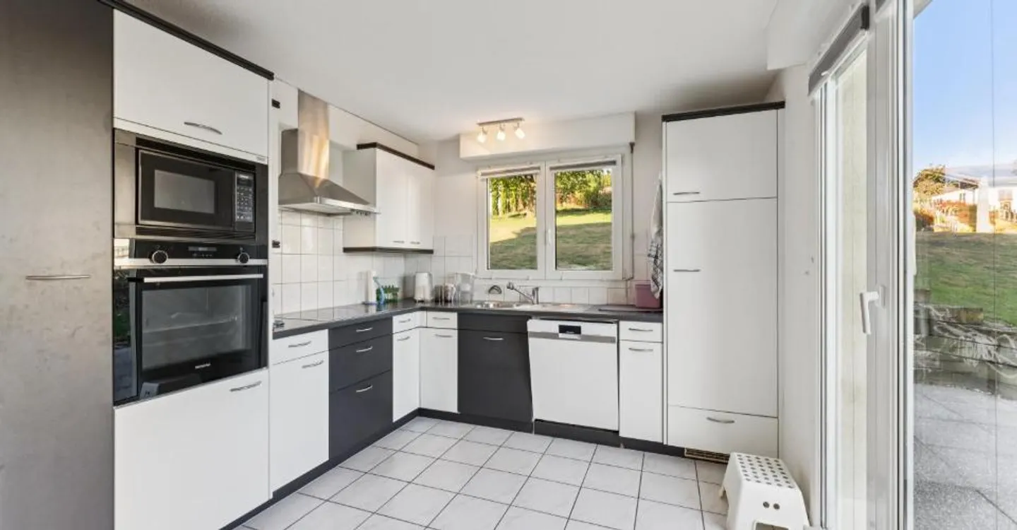 Beautiful house with 2 apartments and unobstructed view - Photo 1 of 12