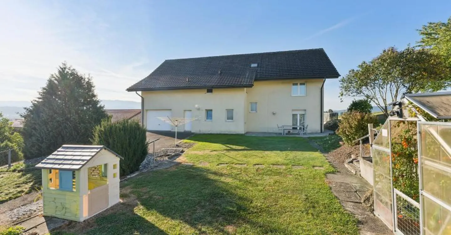 Beautiful house with 2 apartments and unobstructed view - Photo 11 of 12