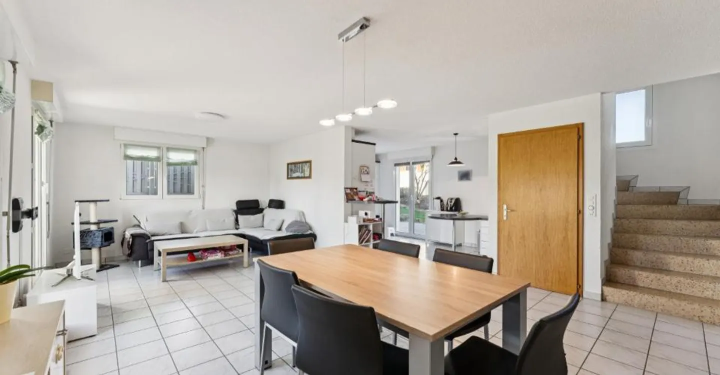 Beautiful house with 2 apartments and unobstructed view - Photo 2 of 12