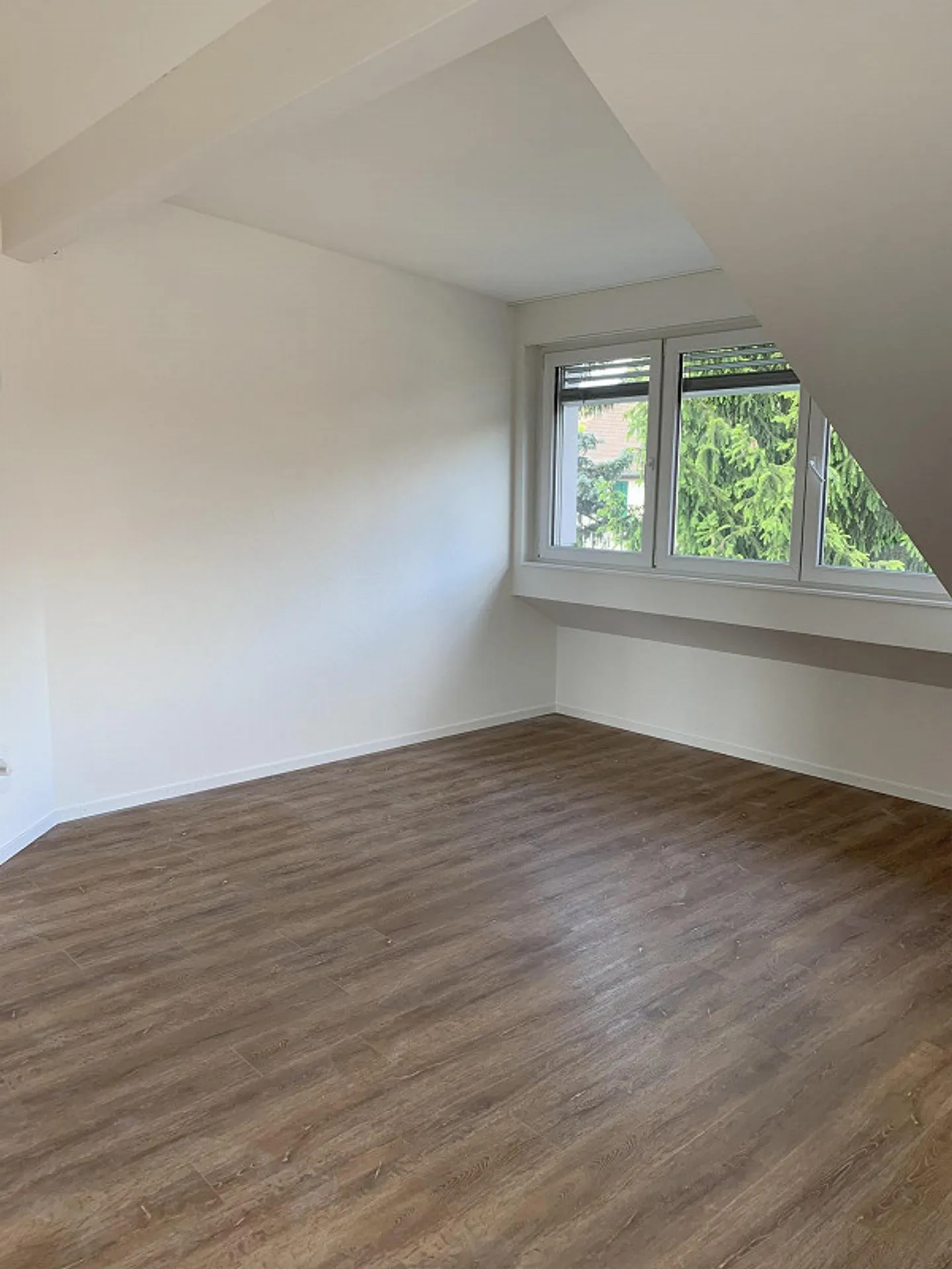 Schöne 3.5-Zimmer-Dachgeschosswohnung in Höngg - Foto 7 von 8
