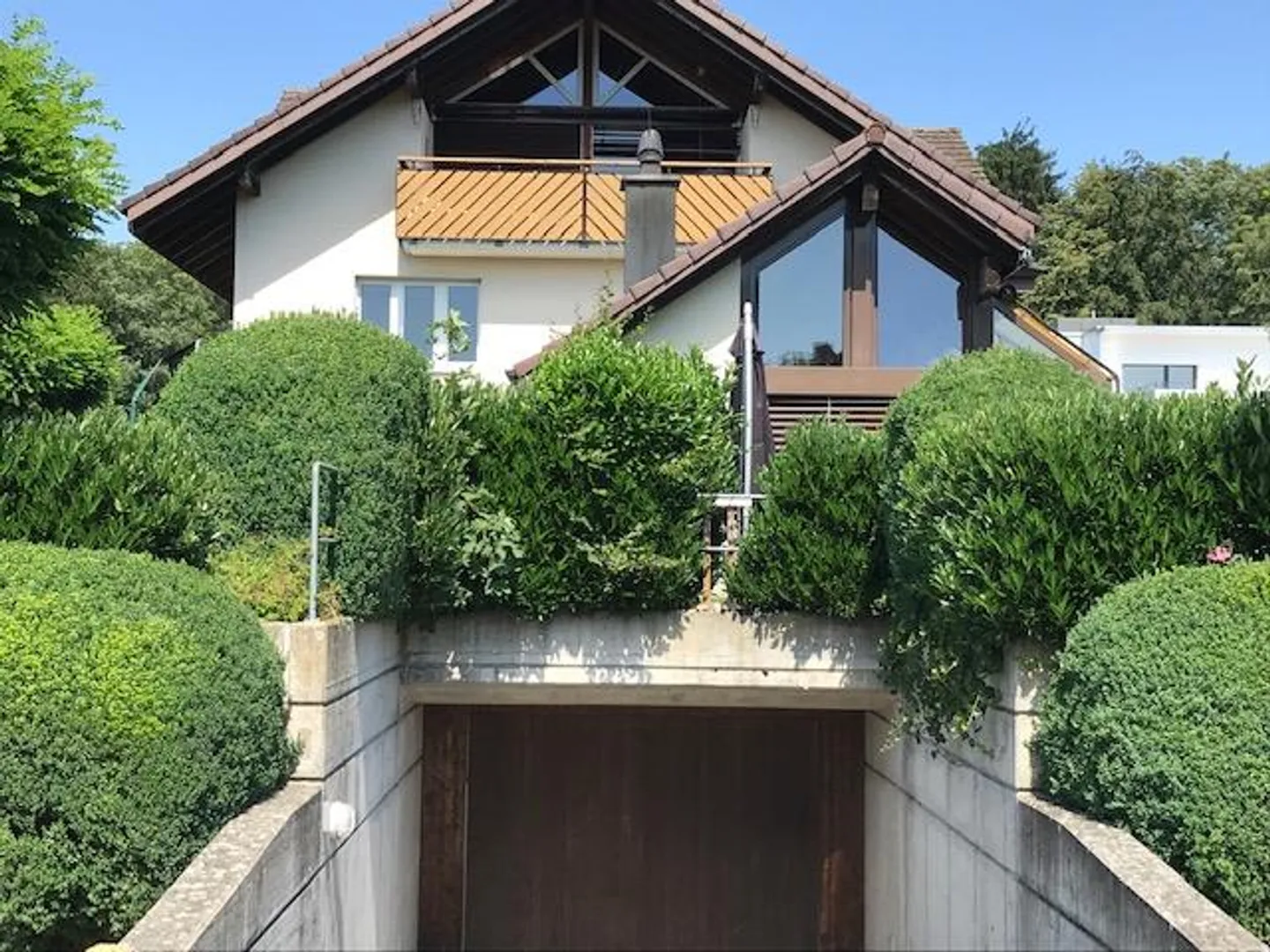 Grand appartement mansardé de 3 1/2 pièces dans un petit immeuble - Photo 2 sur 17