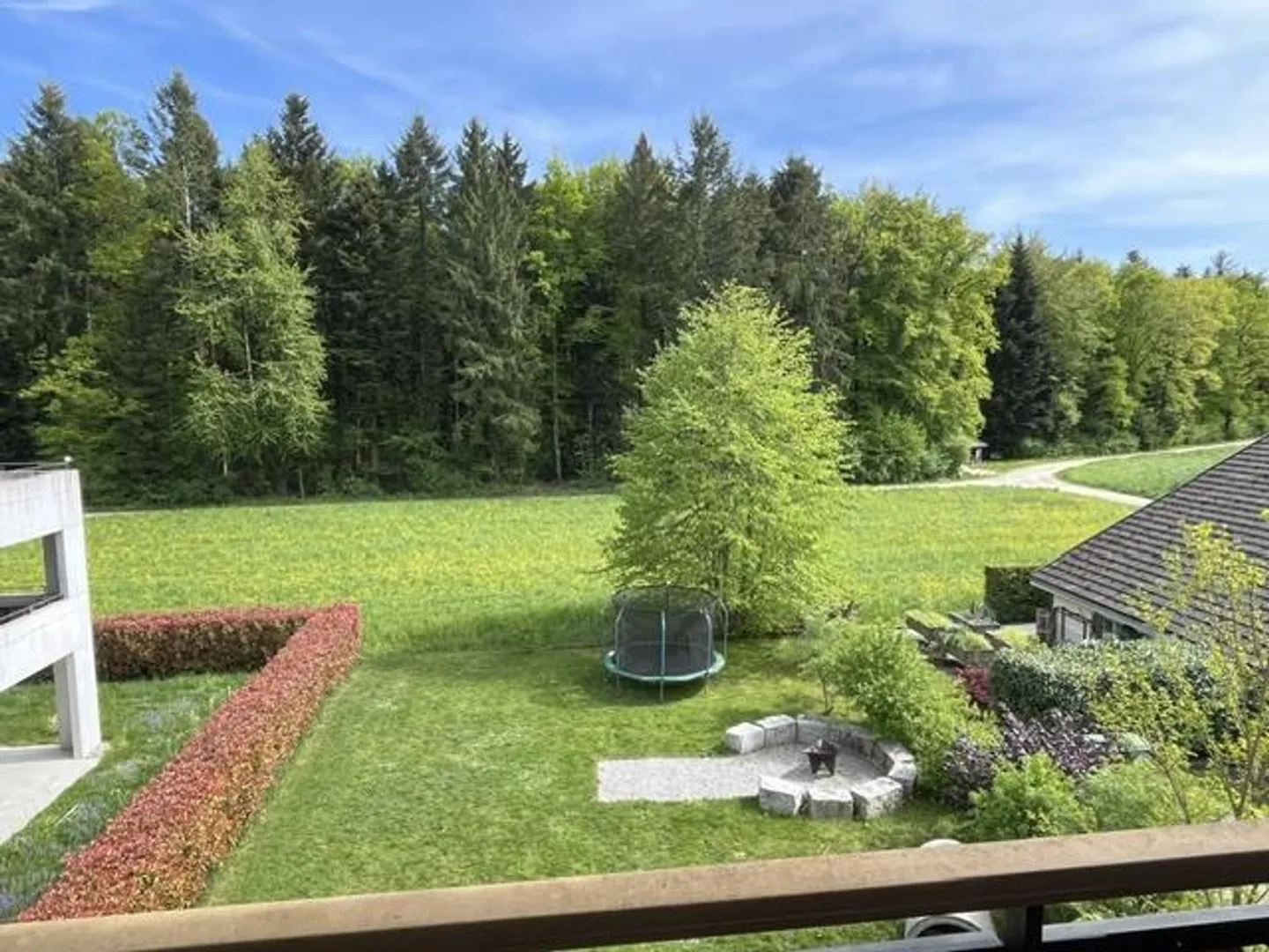 Grand appartement mansardé de 3 1/2 pièces dans un petit immeuble - Photo 3 sur 17