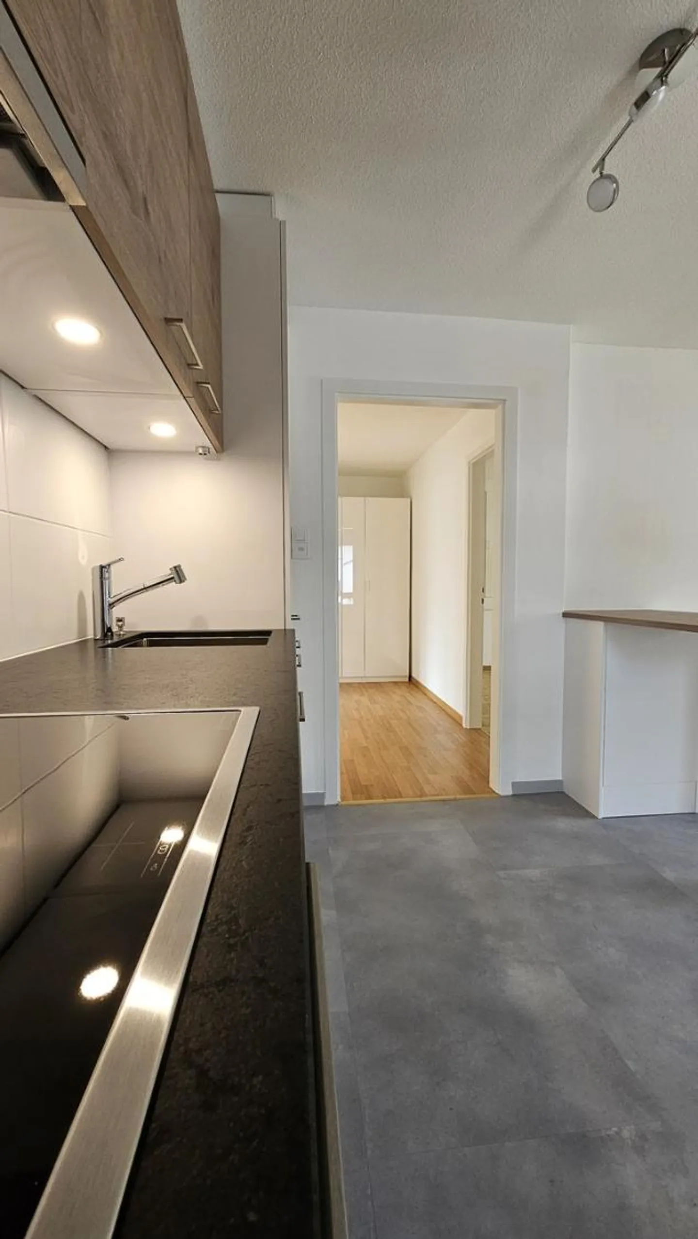 Large 2.5 rooms with garage, private laundry and garden! - Photo 4 of 13