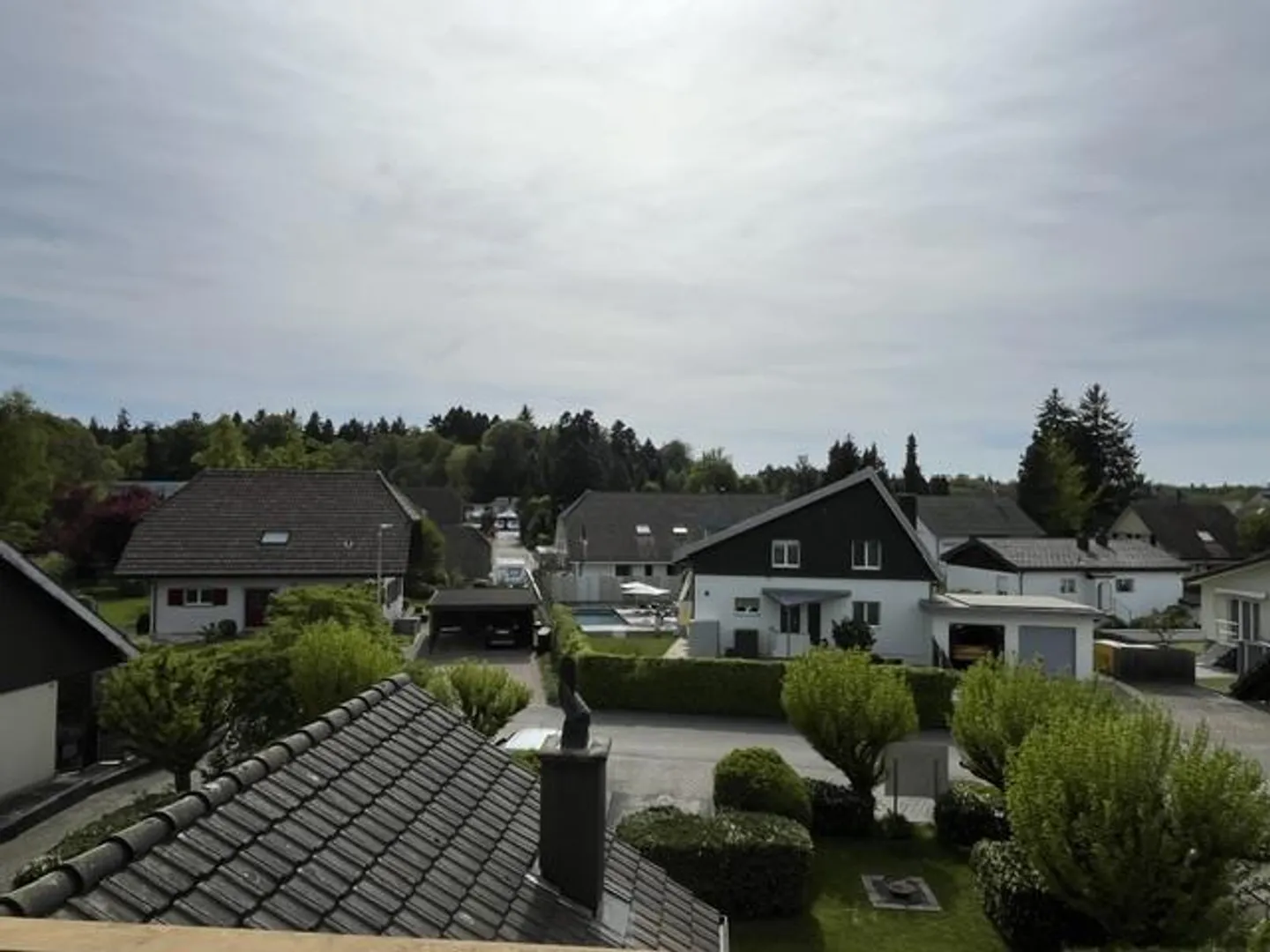 Grand appartement mansardé de 3 1/2 pièces dans un petit immeuble - Photo 4 sur 17