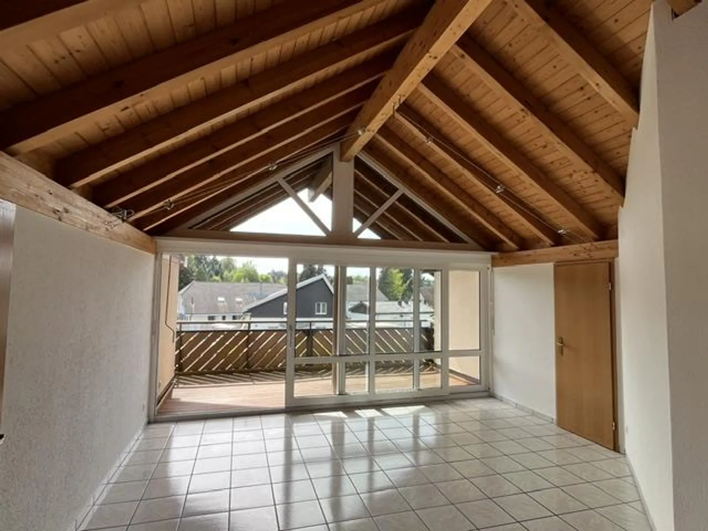 Grand appartement mansardé de 3 1/2 pièces dans un petit immeuble - Photo 5 sur 17