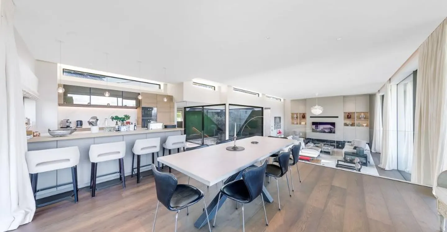 Außergewöhnliche zeitgenössische Villa - Privater Zugang zum See - Foto 5 von 12