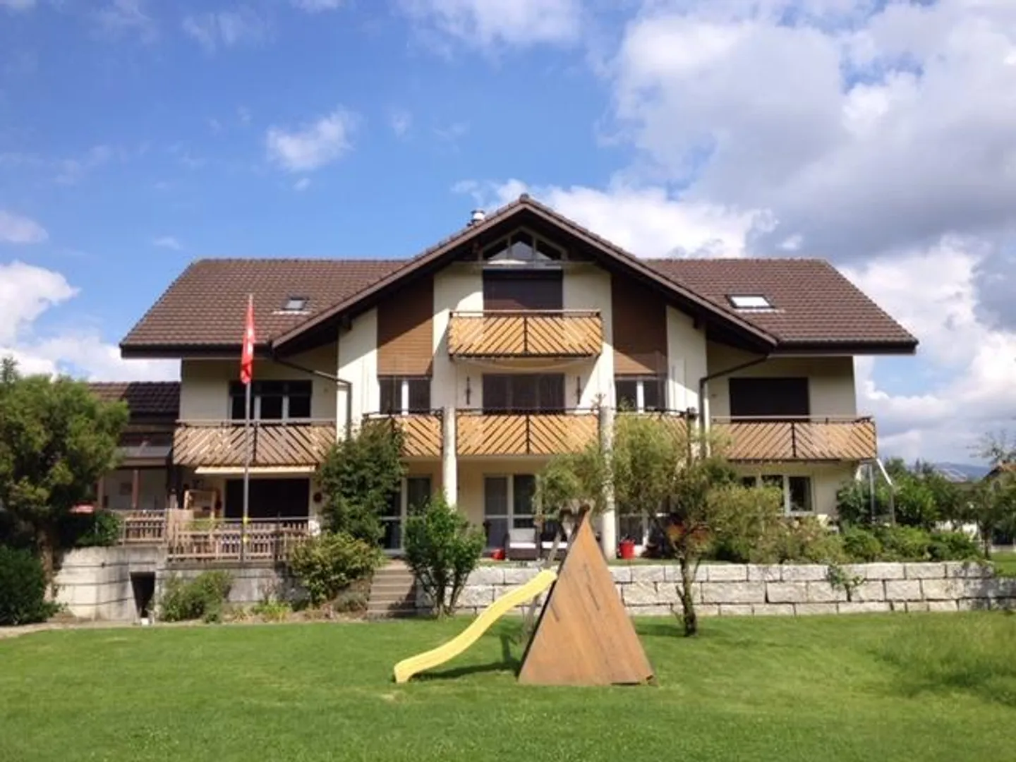 Grand appartement mansardé de 3 1/2 pièces dans un petit immeuble - Photo 1 sur 17