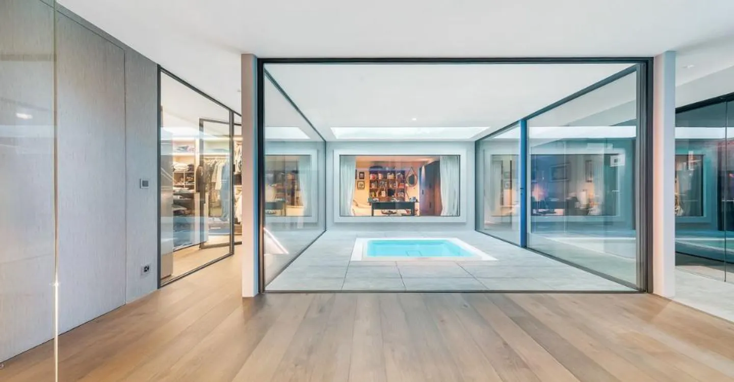 Außergewöhnliche zeitgenössische Villa - Privater Zugang zum See - Foto 9 von 12