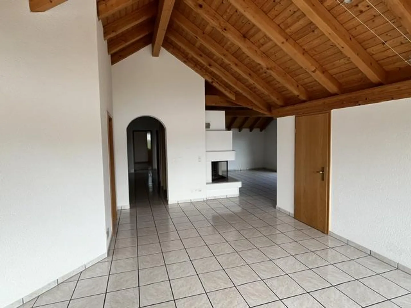 Grand appartement mansardé de 3 1/2 pièces dans un petit immeuble - Photo 7 sur 17