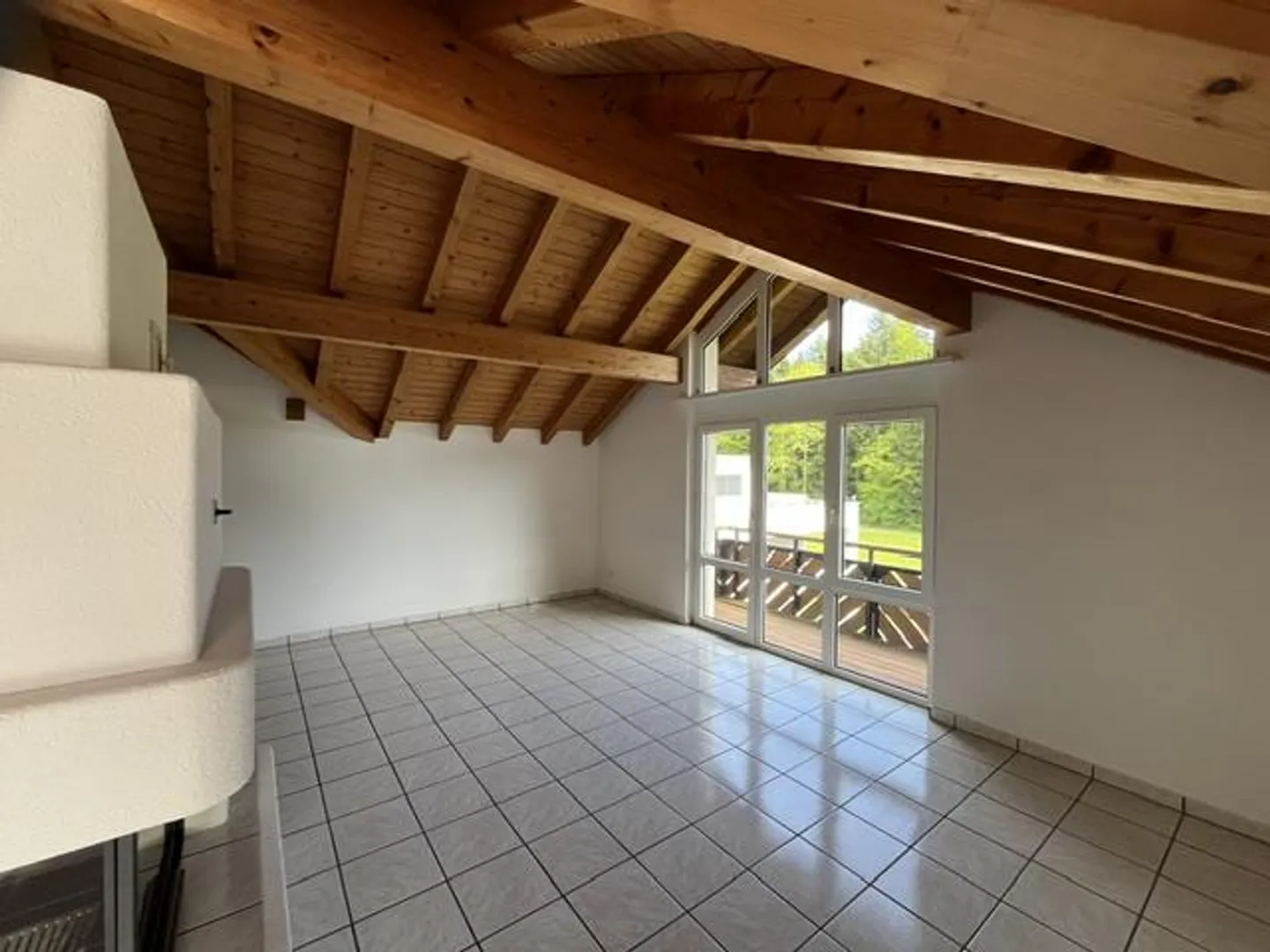 Grand appartement mansardé de 3 1/2 pièces dans un petit immeuble - Photo 8 sur 17