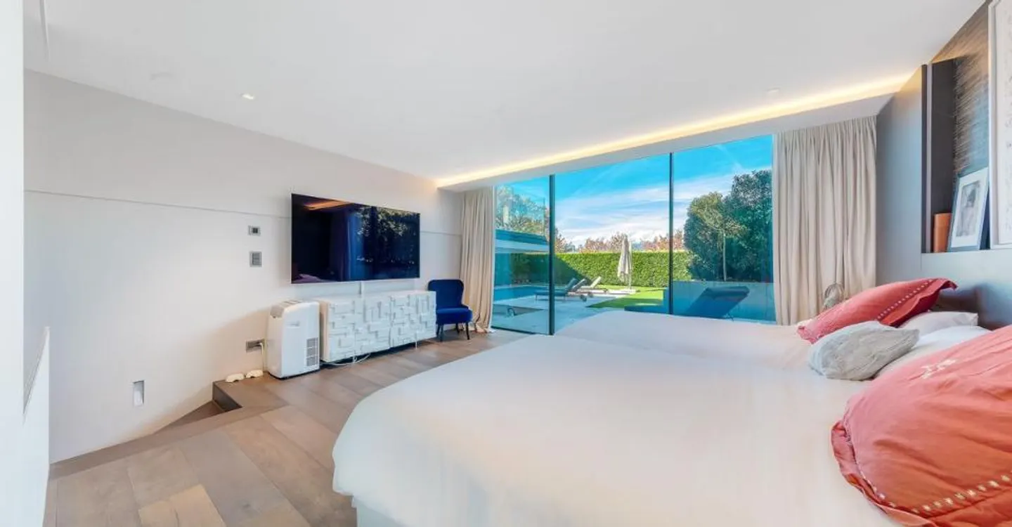 Außergewöhnliche zeitgenössische Villa - Privater Zugang zum See - Foto 10 von 12