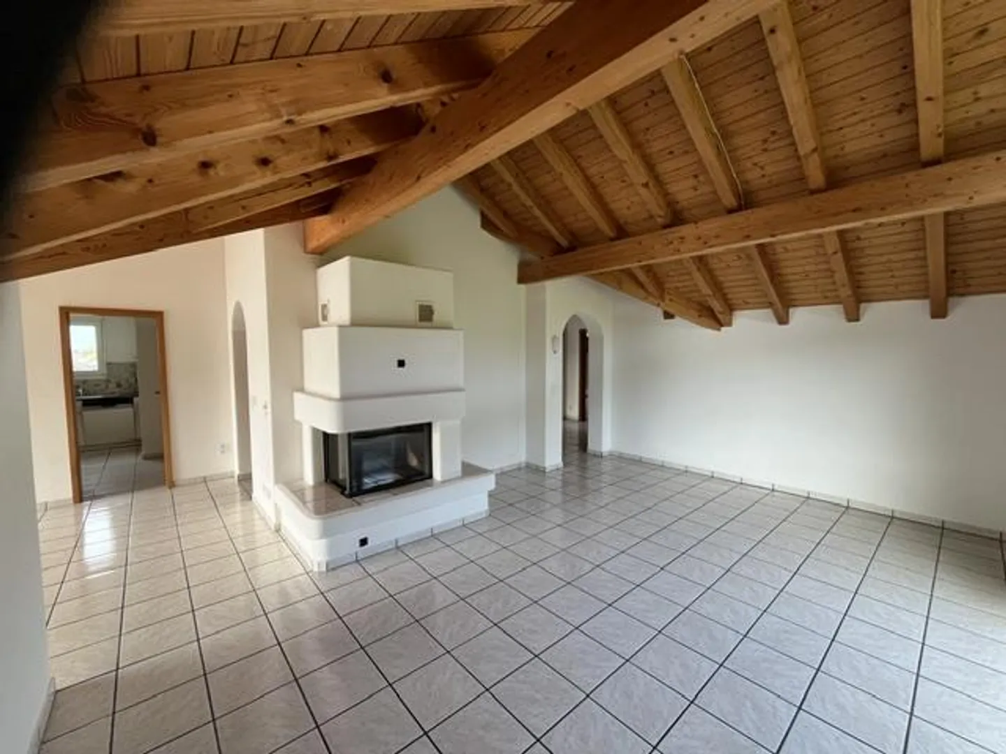 Grand appartement mansardé de 3 1/2 pièces dans un petit immeuble - Photo 9 sur 17