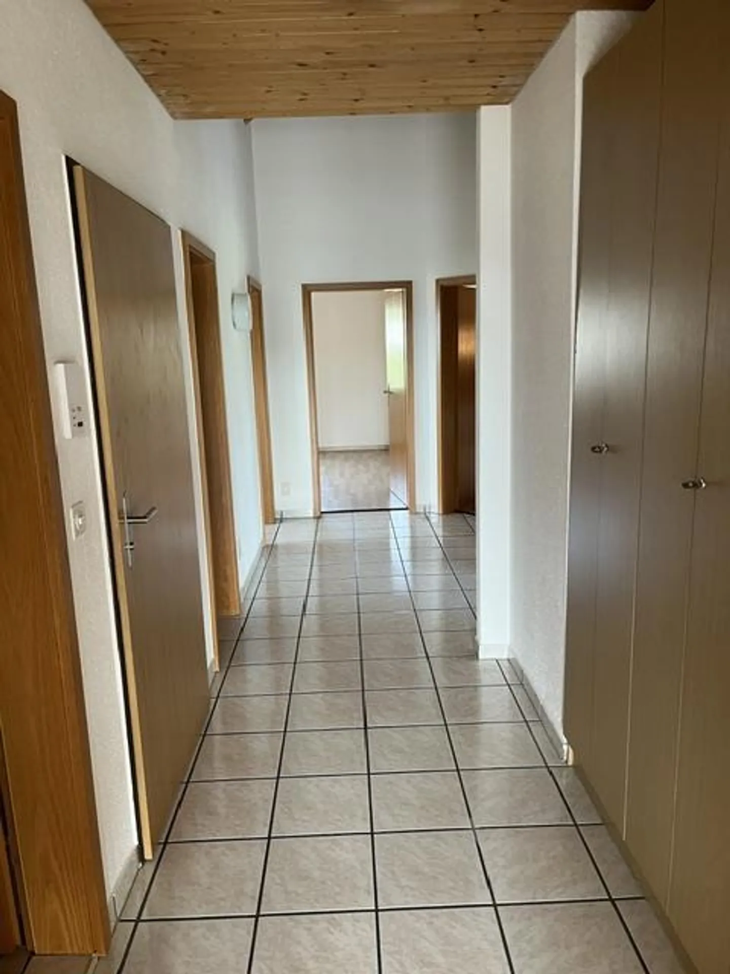 Grand appartement mansardé de 3 1/2 pièces dans un petit immeuble - Photo 12 sur 17
