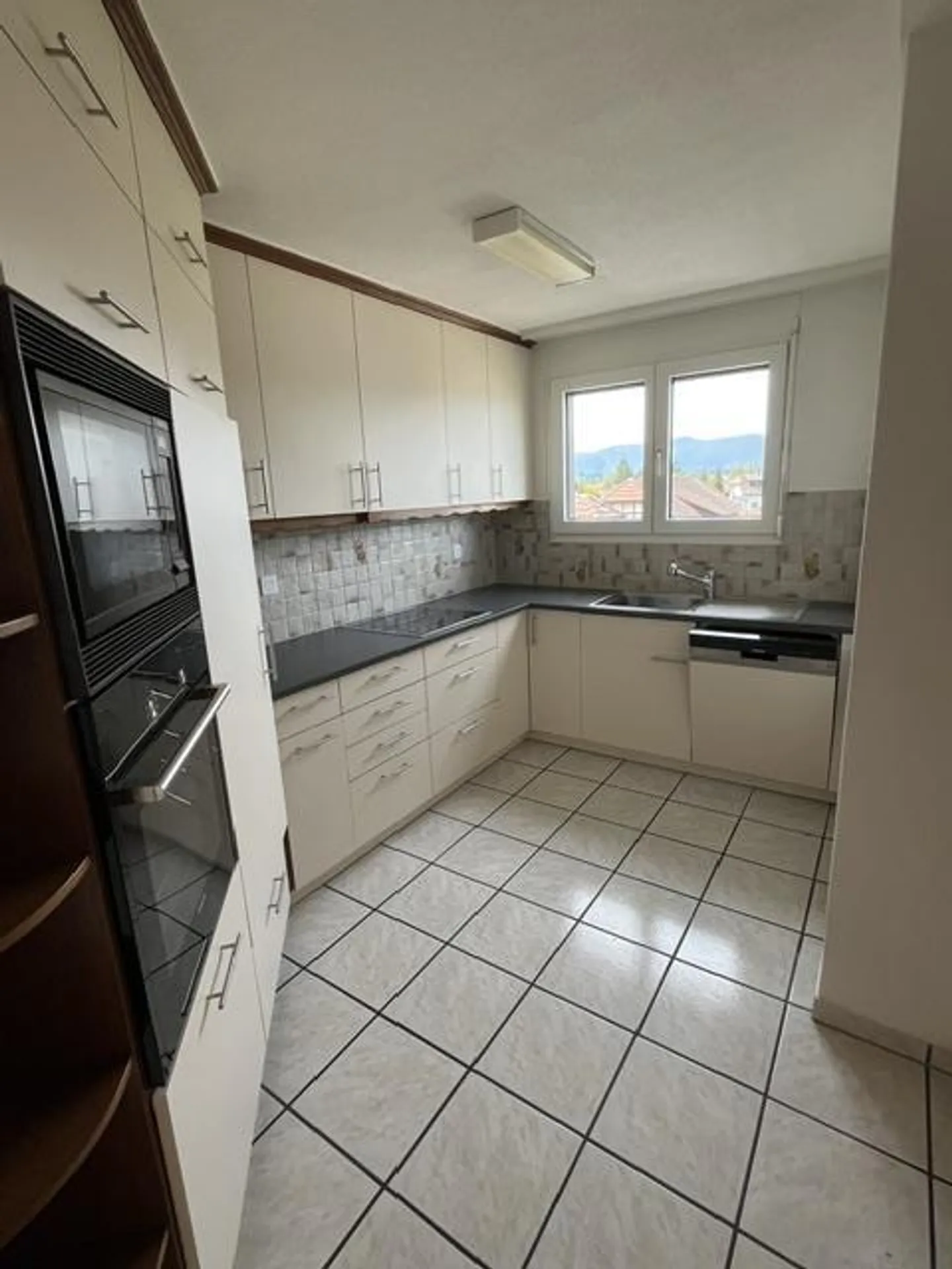 Grand appartement mansardé de 3 1/2 pièces dans un petit immeuble - Photo 13 sur 17