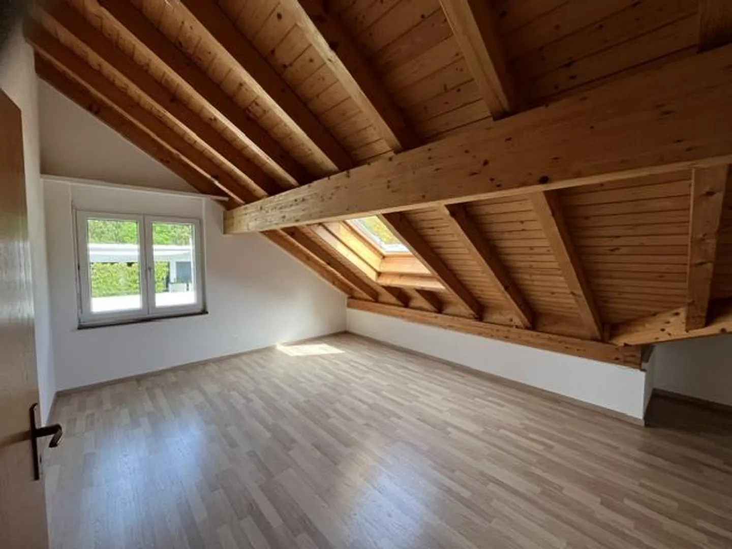 Grand appartement mansardé de 3 1/2 pièces dans un petit immeuble - Photo 10 sur 17