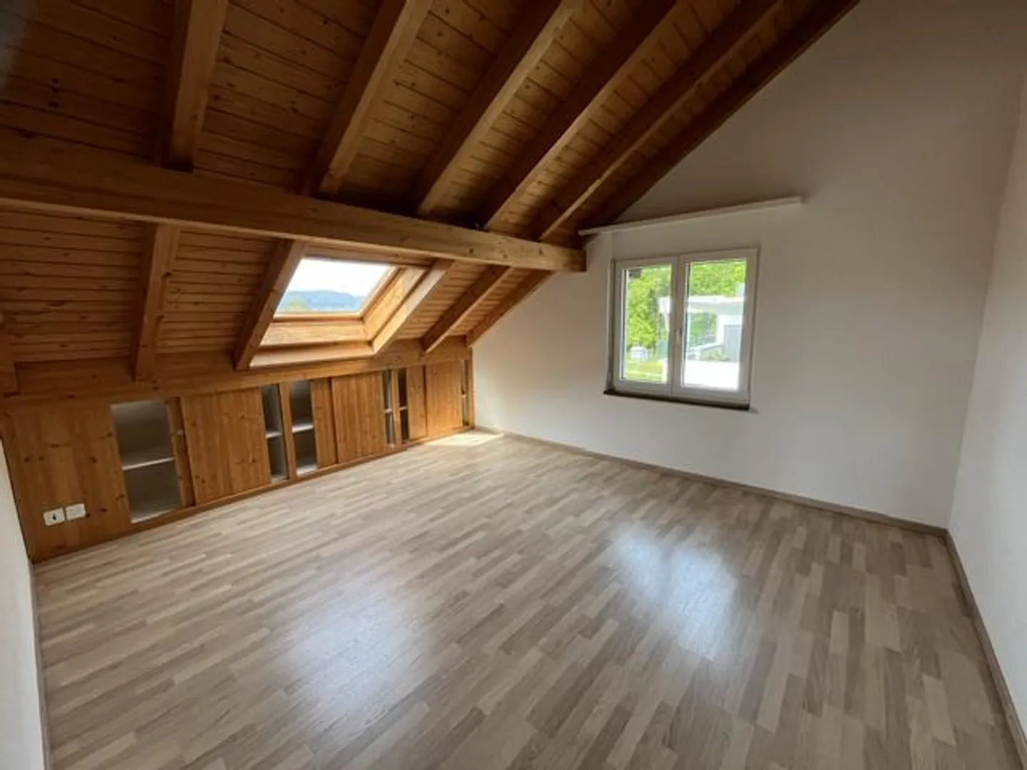 Grand appartement mansardé de 3 1/2 pièces dans un petit immeuble - Photo 11 sur 17