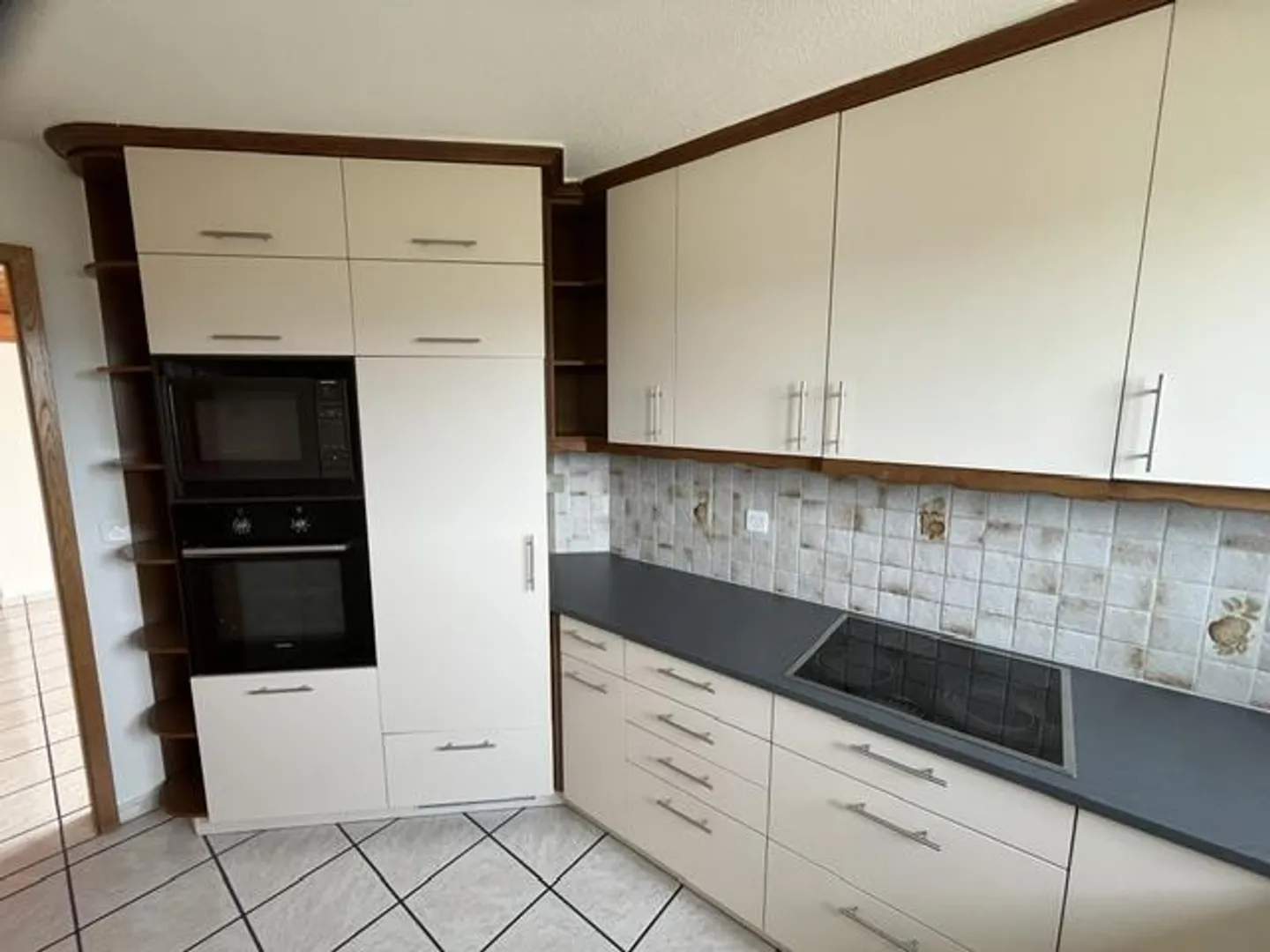 Grand appartement mansardé de 3 1/2 pièces dans un petit immeuble - Photo 14 sur 17