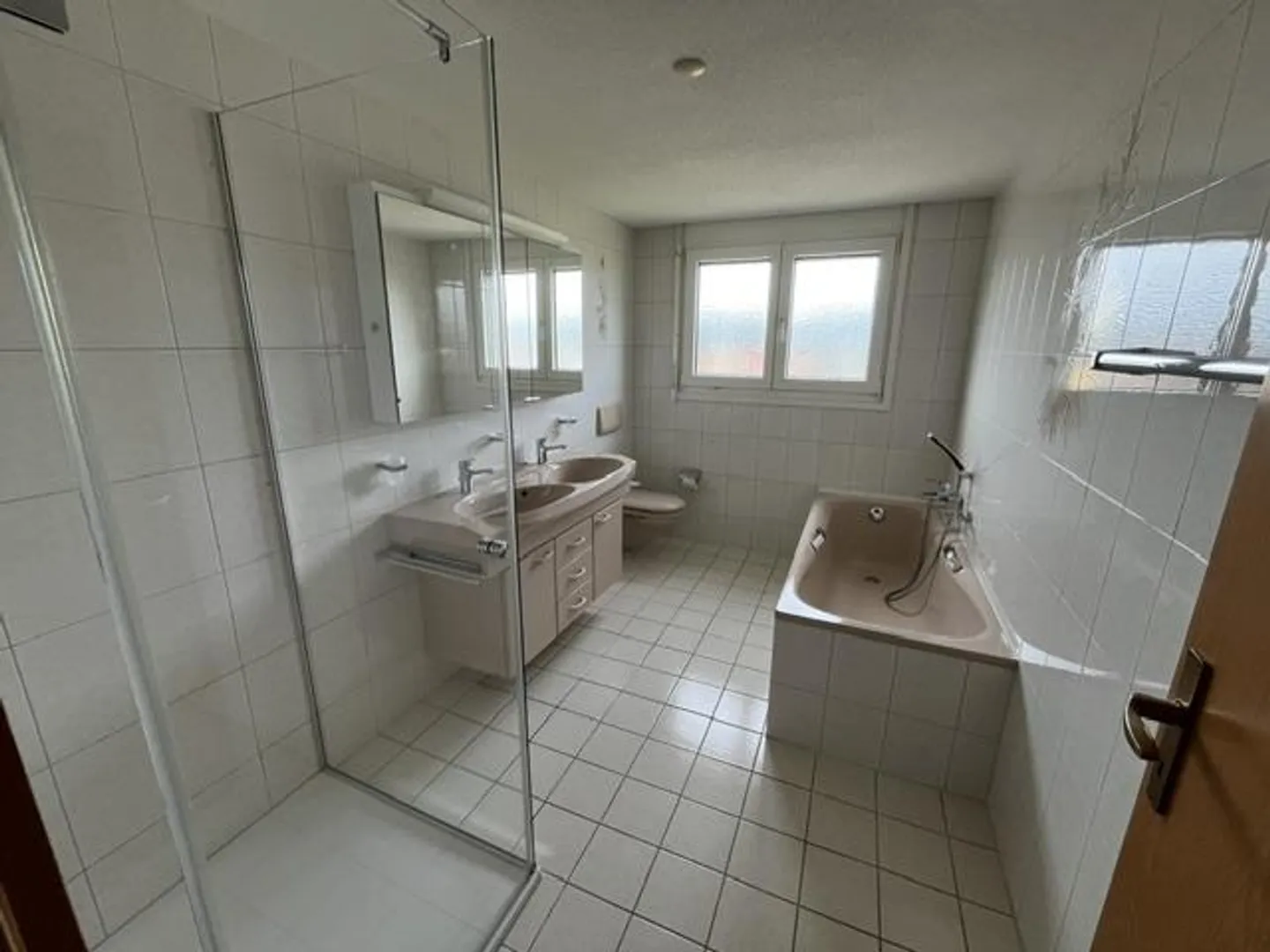 Grand appartement mansardé de 3 1/2 pièces dans un petit immeuble - Photo 15 sur 17