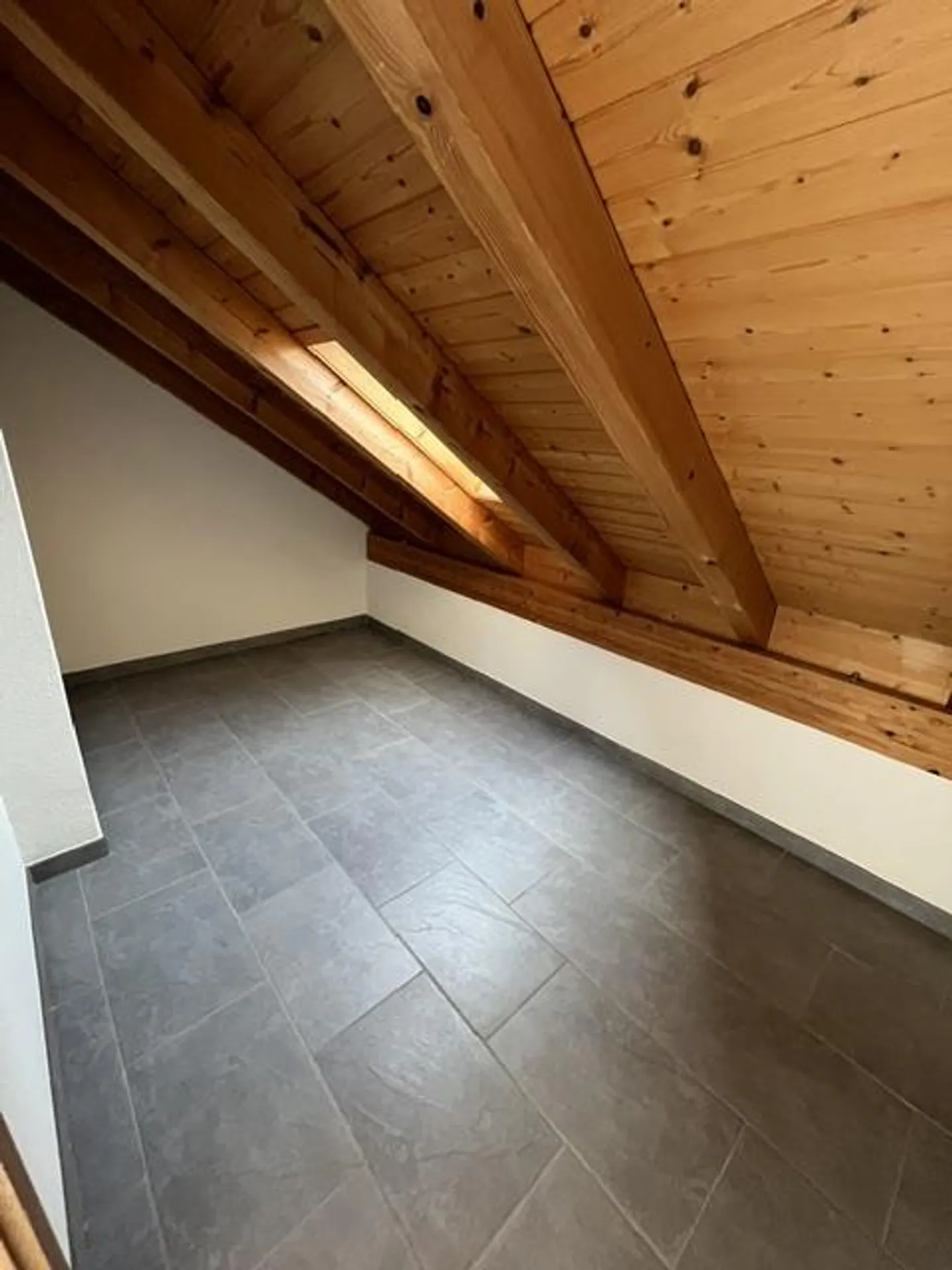 Grand appartement mansardé de 3 1/2 pièces dans un petit immeuble - Photo 17 sur 17