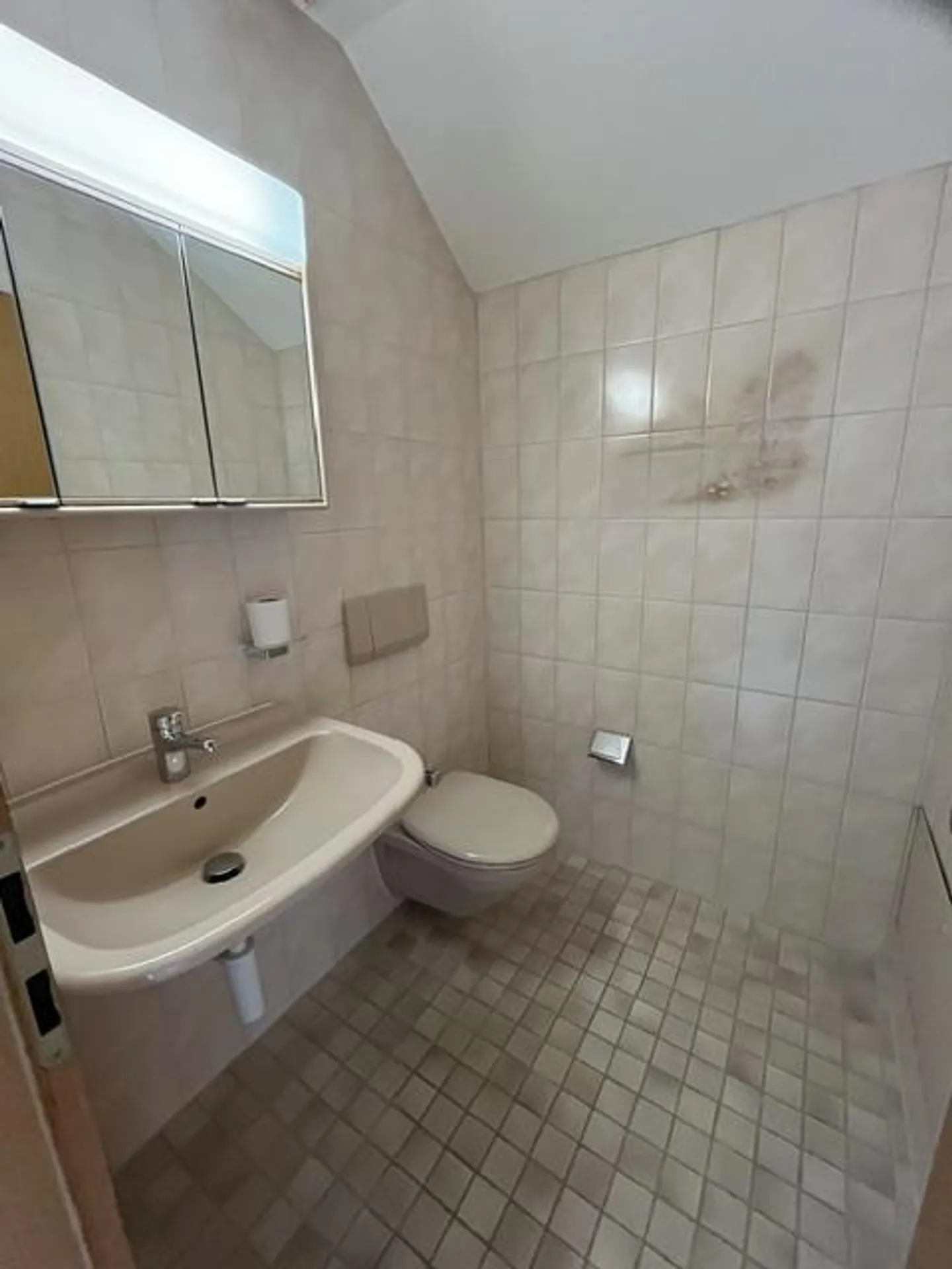 Grand appartement mansardé de 3 1/2 pièces dans un petit immeuble - Photo 16 sur 17