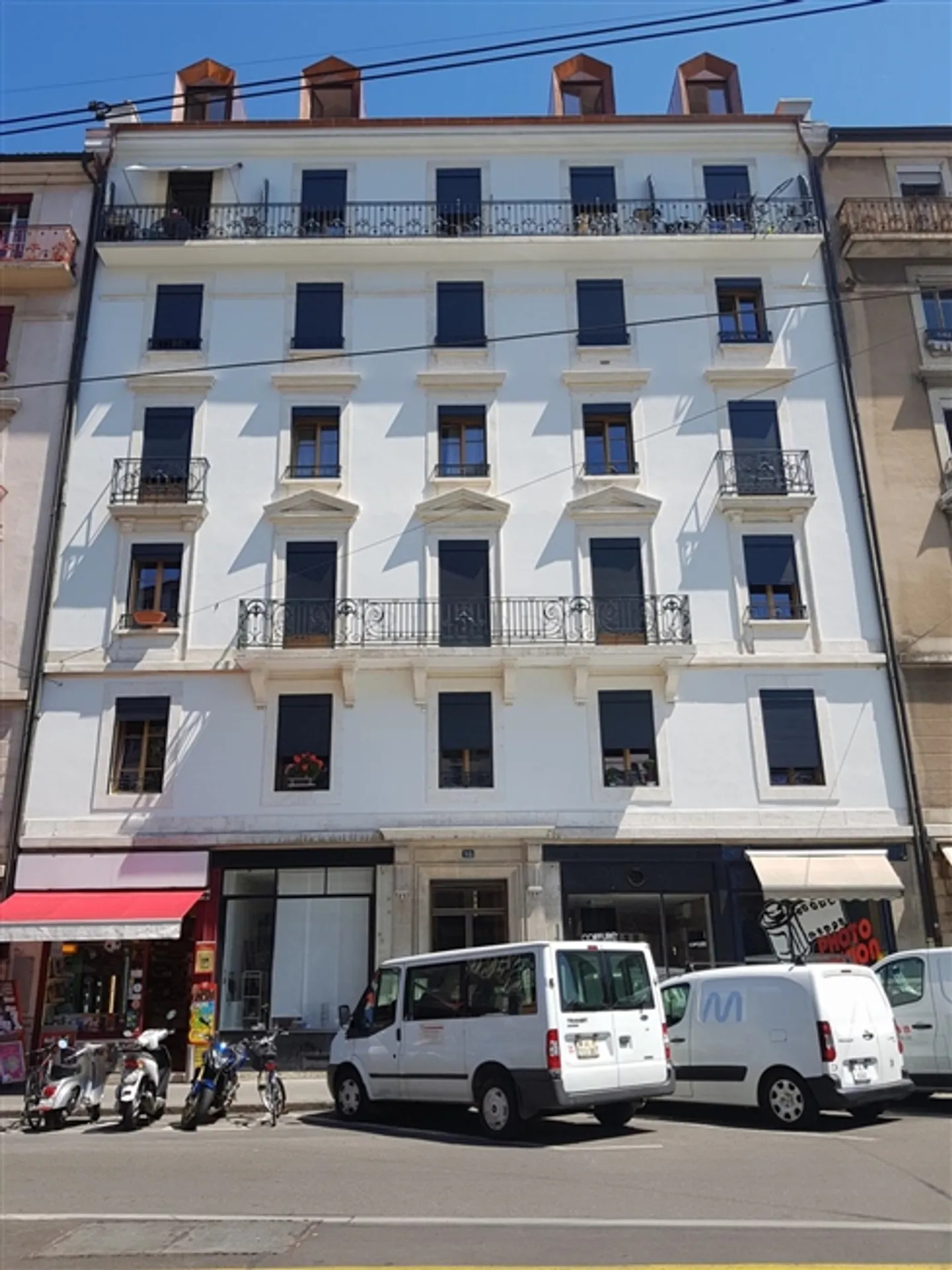 Arcade in ideal location on Rue de Carouge - Photo 2 of 3