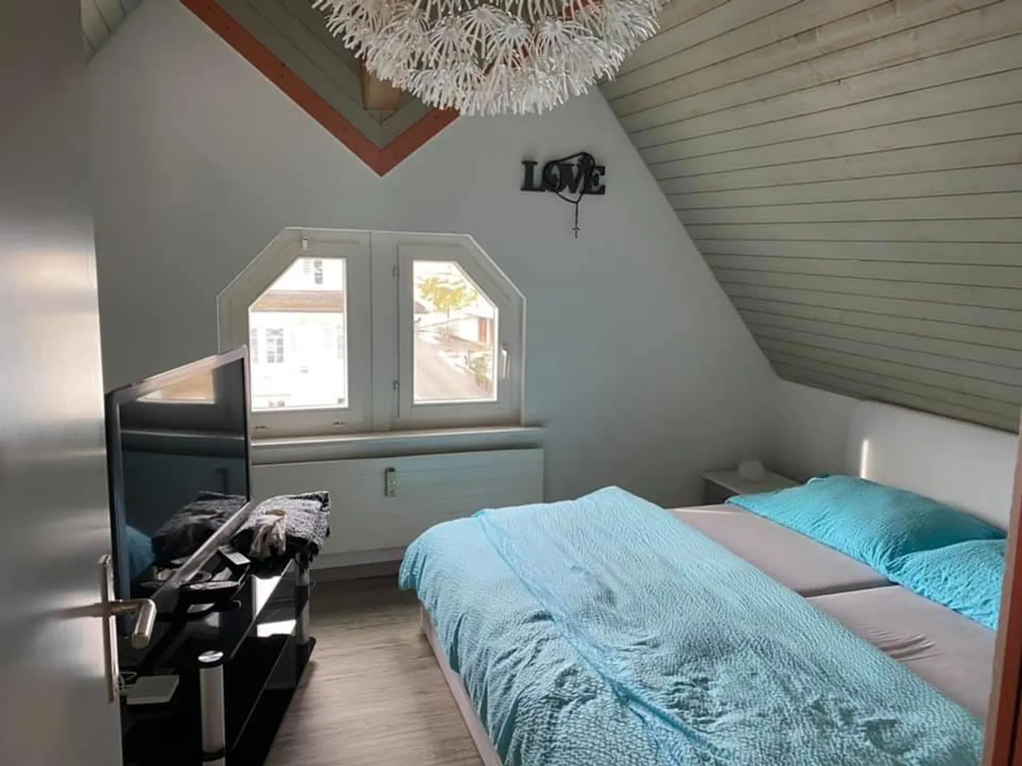 Charming attic apartment with visible wooden beams for rent (2.5 rooms) - Photo 5 of 12