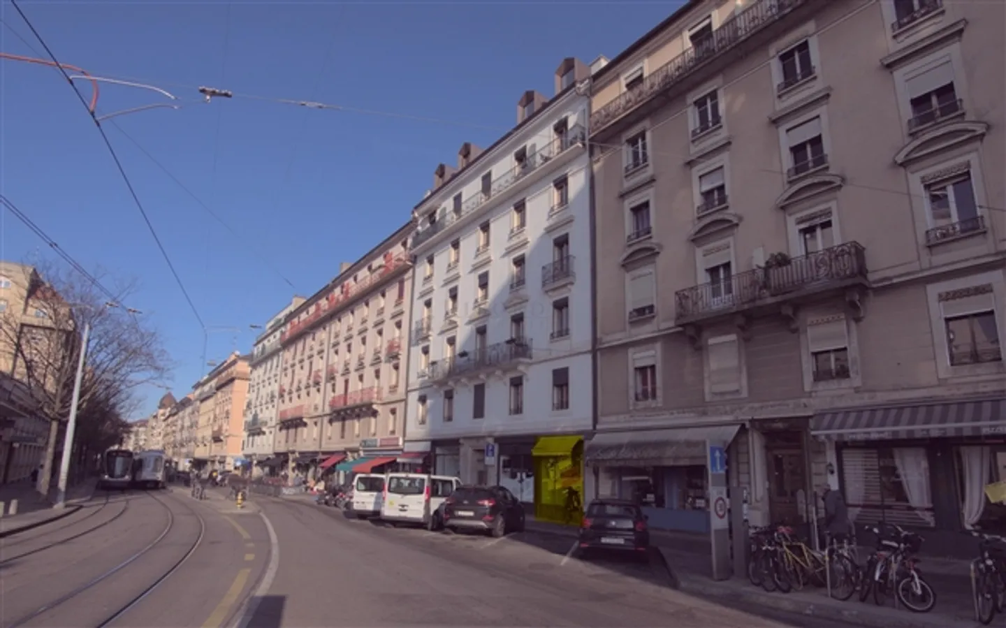 Arcade in ideal location on Rue de Carouge - Photo 1 of 3