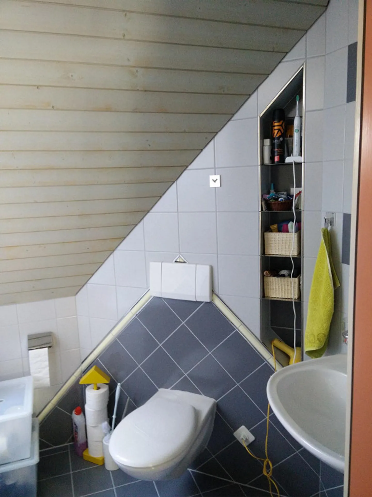 Charming attic apartment with visible wooden beams for rent (2.5 rooms) - Photo 8 of 12