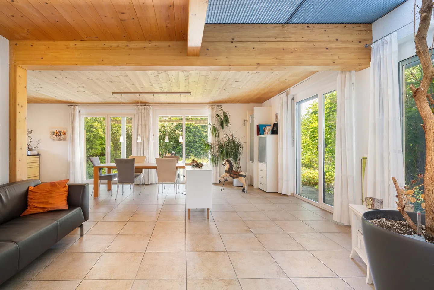 Helles Holzhaus im Loftstil - Foto 5 von 13