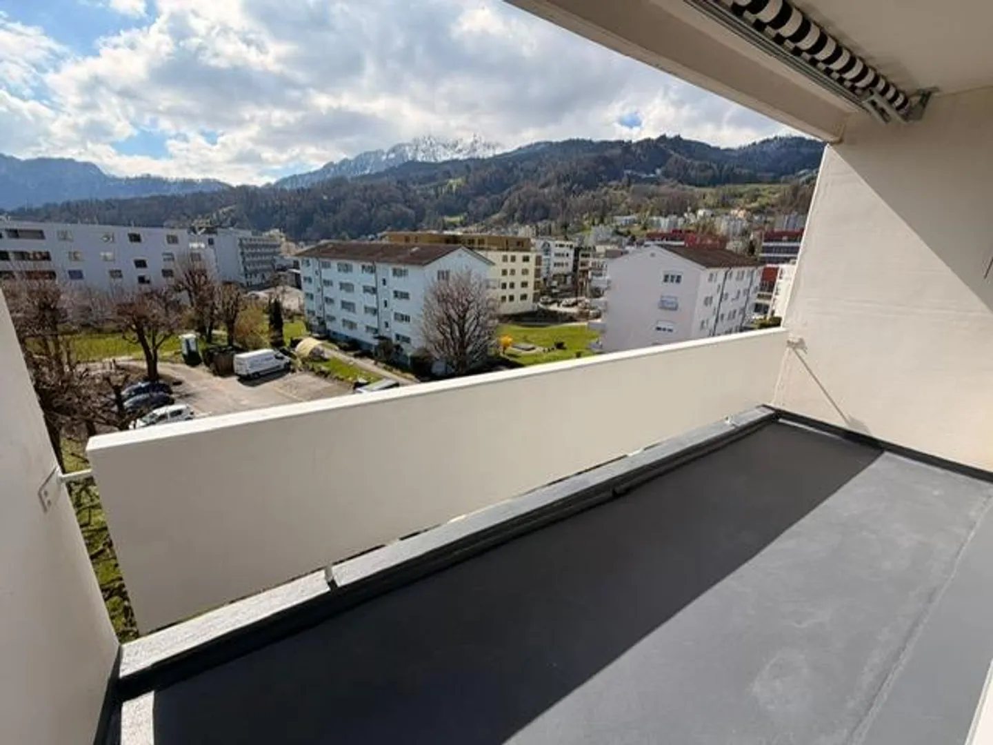 Appartement 5.5 pièces récemment rénové à Horw - Photo 3 sur 15