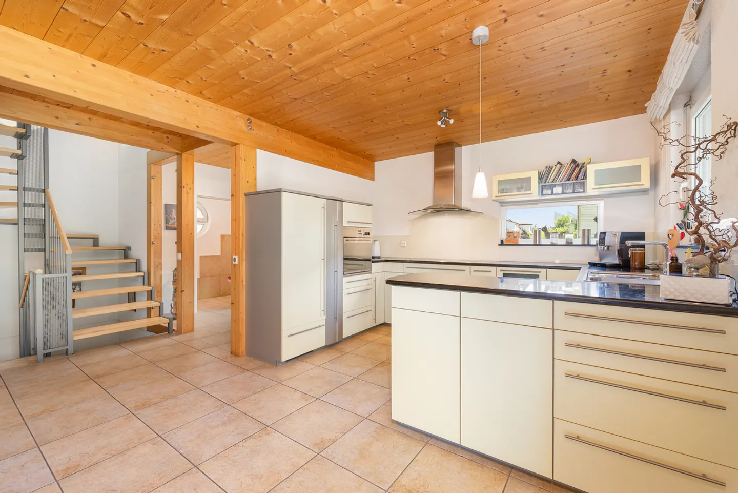 Helles Holzhaus im Loftstil - Foto 3 von 13