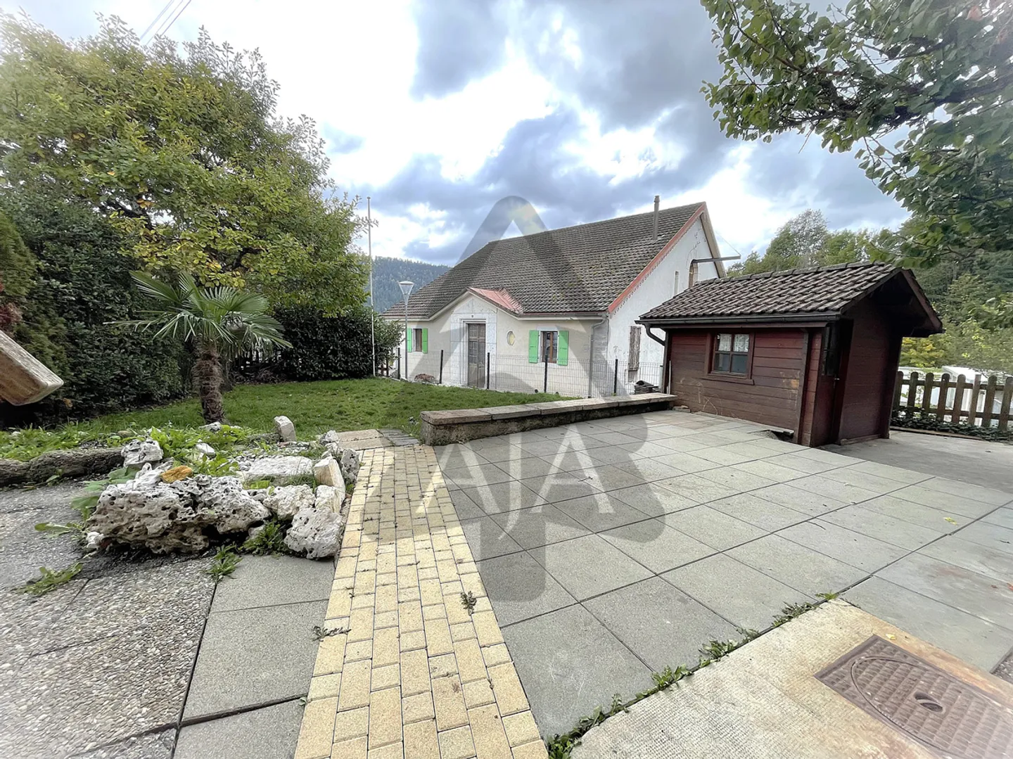 Couvet, bella casa unifamiliare con 4 appartamenti e giardini e terrazze nel centro-nord del villaggio - Foto 3 di 37